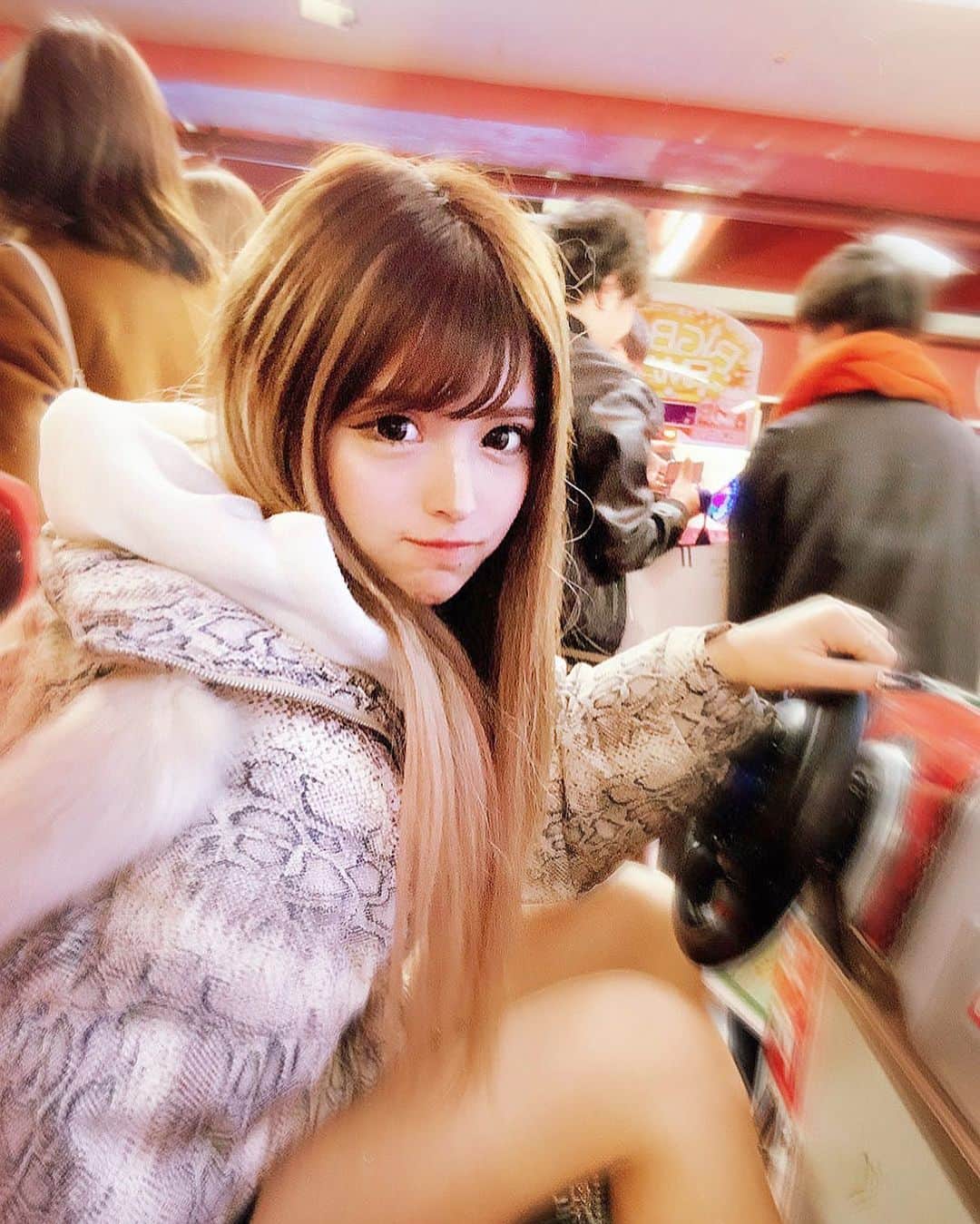 アンジェリカのインスタグラム：「🚗💜 . ドライブ行こ~ぢぇ!!💞 的な？(笑)まぁマリカーよりか 湾岸派🏎 . 🚧🚗 #マリカー #湾岸 #ドライブ #渋谷 #私服 #あんじぇコーデ #カラコン #フチありカラコン #エクステ」