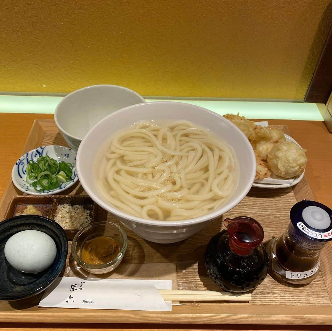 のインスタグラム：「甚六の新メニュー！ 究極のTKU(卵かけうどん)！トリュフオイル醤油最強でした！ #新宿御苑前 #甚六 #うどん」