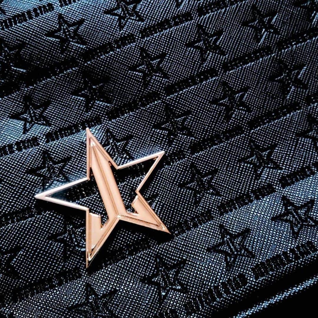 Jeffree Star Cosmeticsさんのインスタグラム写真 - (Jeffree Star CosmeticsInstagram)「The Details🙌🏼 @magi_charlotte giving us a little close up of our Black #CrossBody Bag 🌟 #jeffreestarcosmetics」1月18日 13時06分 - jeffreestarcosmetics