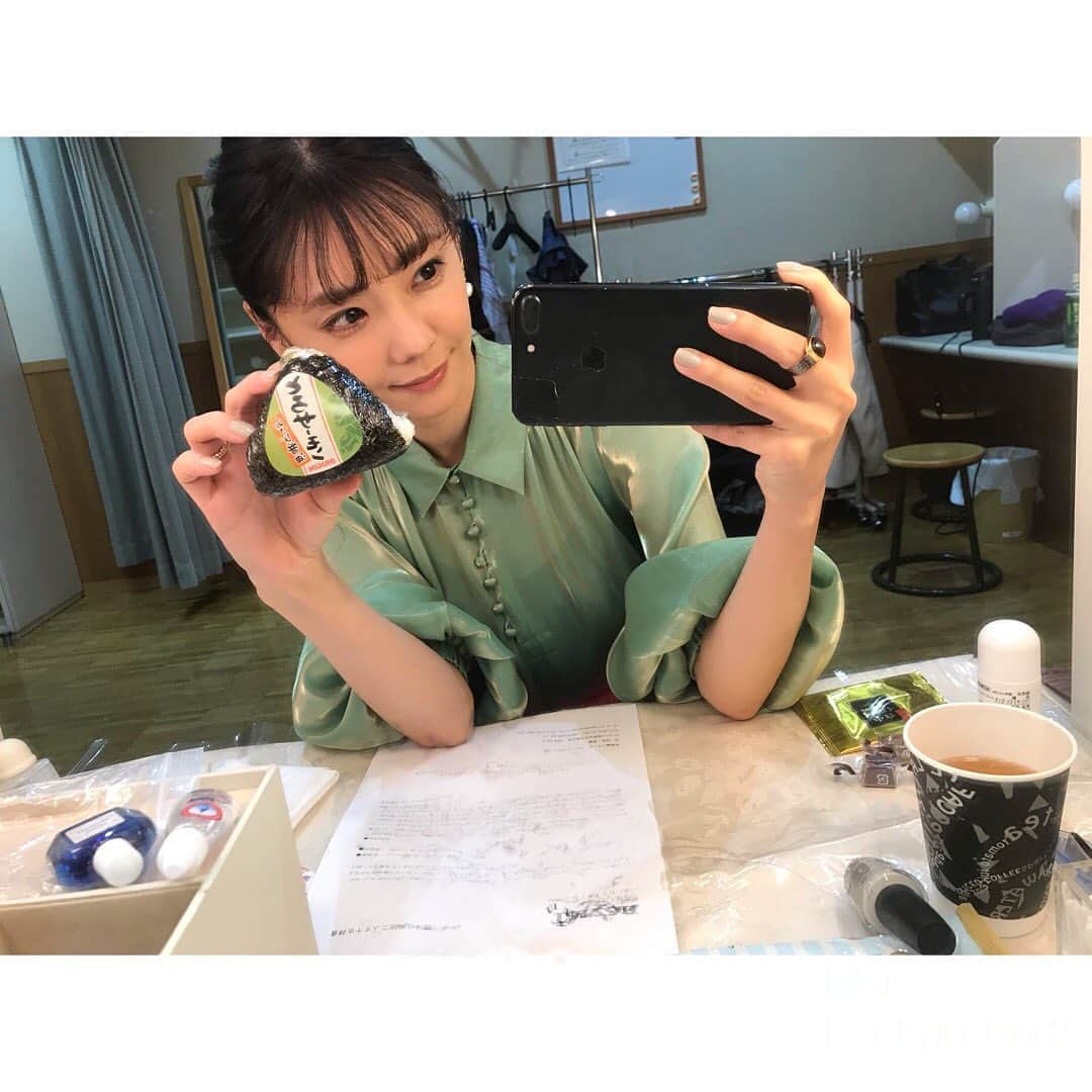 倉科カナさんのインスタグラム写真 - (倉科カナInstagram)「こんにちは！ おにぎりおいしい♡ 母に「カナのインスタは食べ物ばっかりね」って言われました^ ^;確かに。。。 良いんです！ 美味しいものは私の癒しだもん！」1月18日 13時00分 - kanakurashina_official