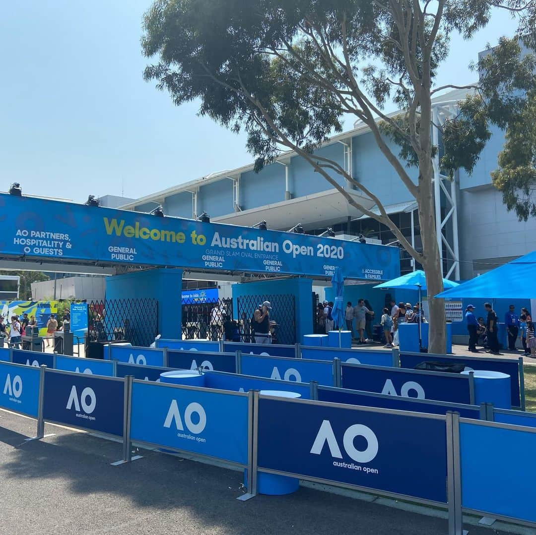 マルセロ・メロさんのインスタグラム写真 - (マルセロ・メロInstagram)「Australian Open 2020 ! Muito feliz por estar aqui mais uma vez, como já sabem ano passado eu não vim por causa de uma lesão ! Vaaaamo q vaaamo com tudo esse ano. . .  @centauroesporte @itambe @meubmg @taroiigroup @orfeucafes #cbt #melokubot #somostodosgirafa @atptour」1月18日 13時05分 - marcelomelo83