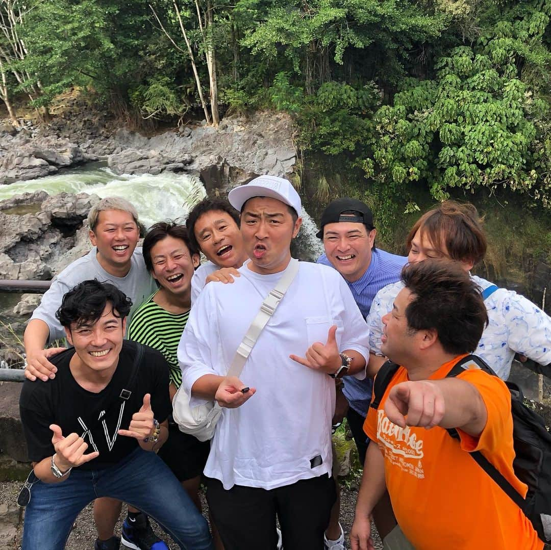 浜田雅功の旅日記さんのインスタグラム写真 - (浜田雅功の旅日記Instagram)「あれ…？ はい。 ひょっこりはん。  #浜ちゃん後輩と行くハワイ島で休日 #浜田雅功 #ライセンス井本 #どりあんず平井 #どりあんず堤 #サカイストまさよし #チーモンチョーチュウ菊地 #プラスマイナス岩橋 #天竺鼠瀬下 投稿者平井」1月18日 13時15分 - hamachankyuzitsu