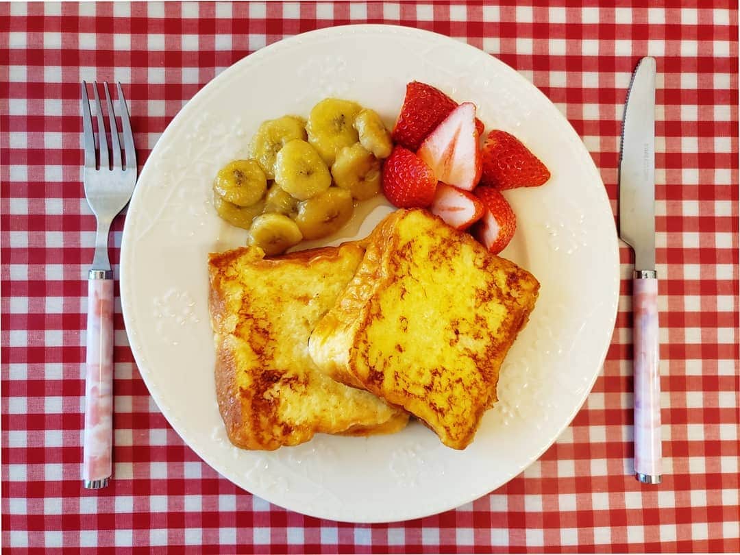 葉山いくみのインスタグラム：「朝昼ごはんにフレンチトースト🍞 裏は焦げました(ᯅ̈ )  #おうちごはん  #おうちカフェ」