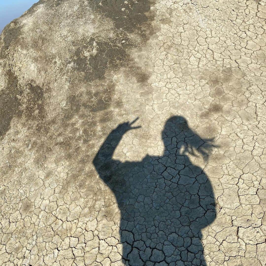 水原希子 さんのインスタグラム写真 - (水原希子 Instagram)「@brasute_hulu 🌍🏃🏻‍♀️❣️ Mud volcano at Azerbaidzhan! アゼルバイジャンにて、初泥火山！ 地下から天然ガスが噴き出して、 マグマみたいにボコボコしてます。自然の神秘。 遊びすぎて泥だらけになっちゃった😅 アゼルバイジャンは泥火山が 世界一多い国でこの泥はミネラル豊富！ 美容のみならず、治療にも使われるぐらい 効果抜群なんだって！ 持って帰ってきたら良かった🥺💭 @hulu_japan  #ブラを捨て旅に出よう  #kikosinfinitejourney」1月18日 13時16分 - i_am_kiko