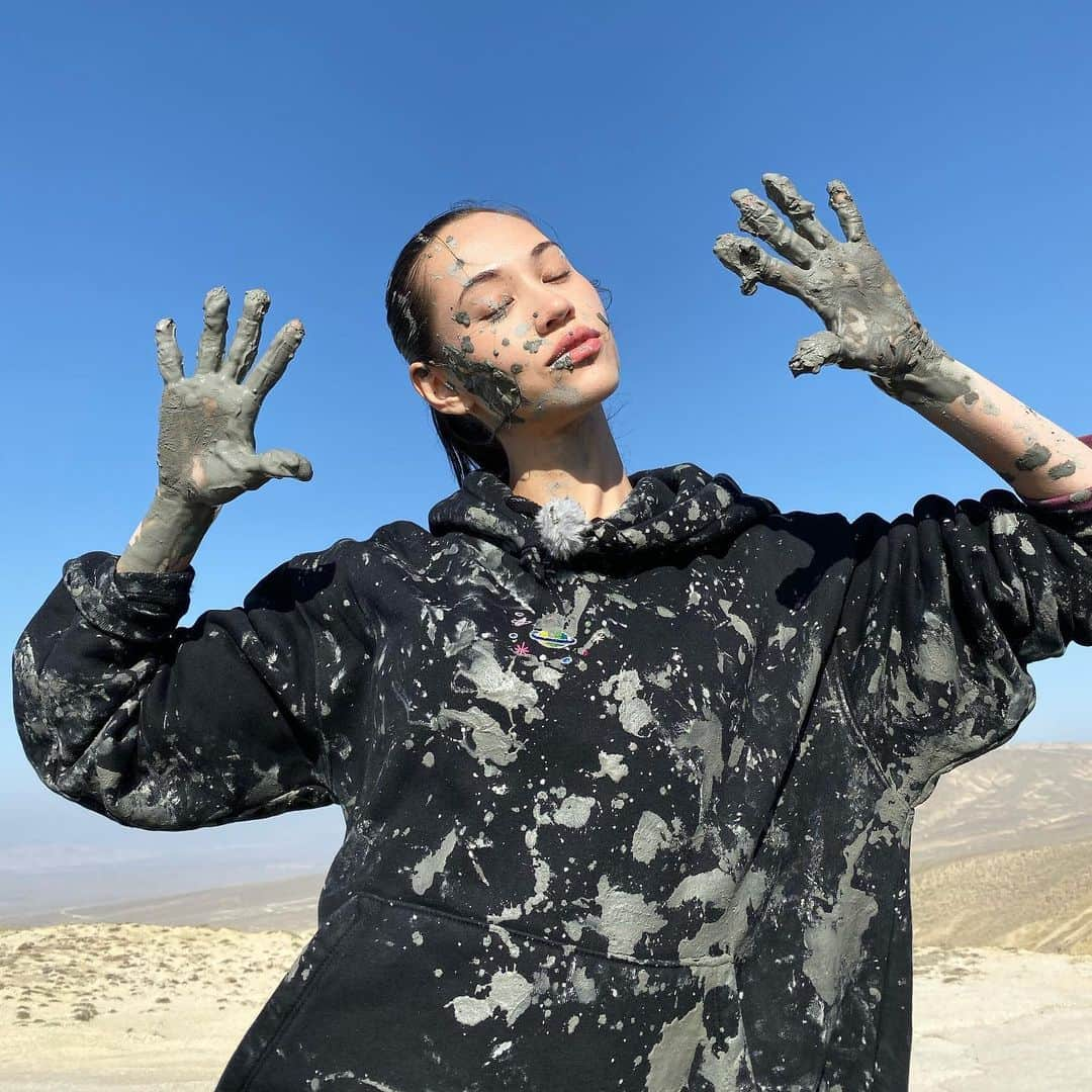 水原希子 さんのインスタグラム写真 - (水原希子 Instagram)「@brasute_hulu 🌍🏃🏻‍♀️❣️ Mud volcano at Azerbaidzhan! アゼルバイジャンにて、初泥火山！ 地下から天然ガスが噴き出して、 マグマみたいにボコボコしてます。自然の神秘。 遊びすぎて泥だらけになっちゃった😅 アゼルバイジャンは泥火山が 世界一多い国でこの泥はミネラル豊富！ 美容のみならず、治療にも使われるぐらい 効果抜群なんだって！ 持って帰ってきたら良かった🥺💭 @hulu_japan  #ブラを捨て旅に出よう  #kikosinfinitejourney」1月18日 13時16分 - i_am_kiko