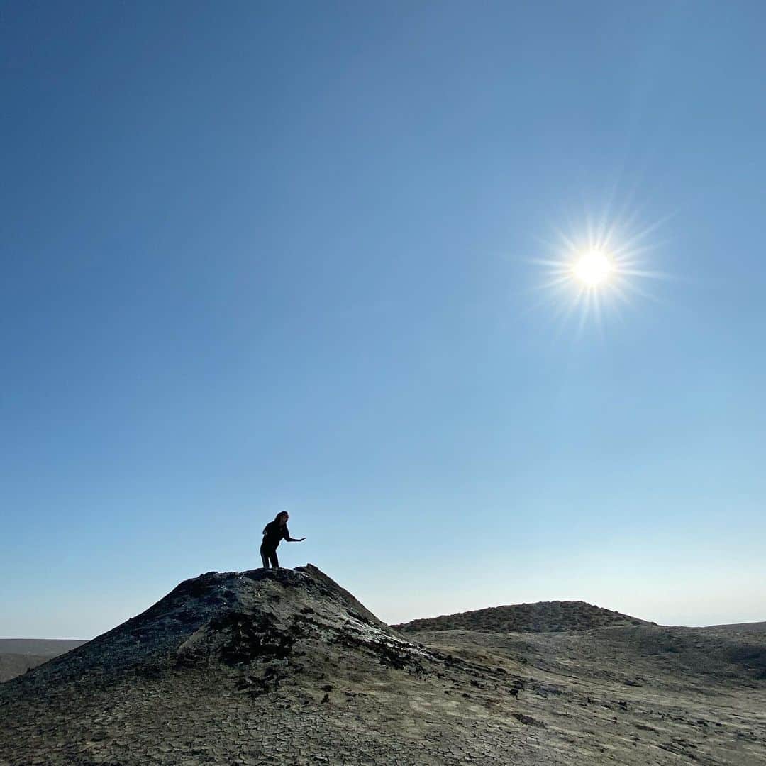 水原希子 さんのインスタグラム写真 - (水原希子 Instagram)「@brasute_hulu 🌍🏃🏻‍♀️❣️ Mud volcano at Azerbaidzhan! アゼルバイジャンにて、初泥火山！ 地下から天然ガスが噴き出して、 マグマみたいにボコボコしてます。自然の神秘。 遊びすぎて泥だらけになっちゃった😅 アゼルバイジャンは泥火山が 世界一多い国でこの泥はミネラル豊富！ 美容のみならず、治療にも使われるぐらい 効果抜群なんだって！ 持って帰ってきたら良かった🥺💭 @hulu_japan  #ブラを捨て旅に出よう  #kikosinfinitejourney」1月18日 13時16分 - i_am_kiko