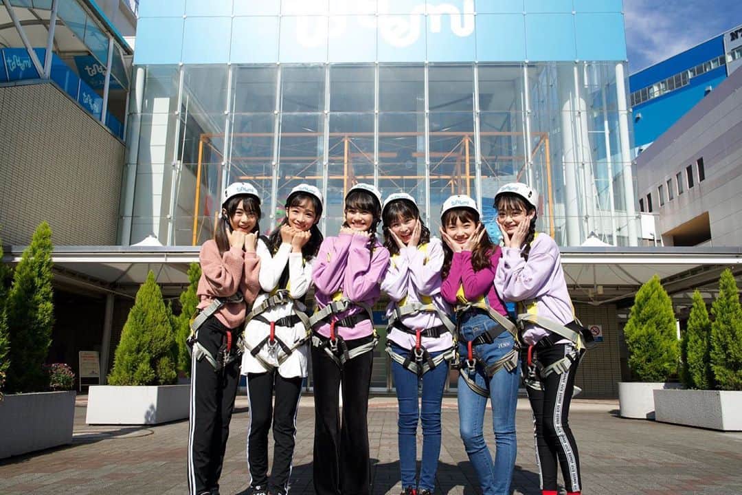 ニコ☆プチのインスタグラム：「💥🥊 TSUTAYA × ニコ☆プチの オリジナル配信番組 『モっと！ニコ☆プチTV シーズン2』 がスタートしています🥳✨ . . #1 ではトンデミに行って アスレチック対決をしてきました💪💥 . . TSUTAYAプレミアムもしくは TSUTAYA TVから見られるので ぜひチェックしてみてください🤭💓 . . 東京は雪☃️ なのでお出かけの皆さんは くれぐれもお気をつけください🥺✨ #一番最後の写真は誰でしょう😏 #トンデミ  #TSUTAYA #tsutayaプレミアム  #モっとニコプチtv  #井口虹姫  #近藤藍月  #関谷瑠紀  #高比良由菜  #中山あやか  #丸山真亜弥」
