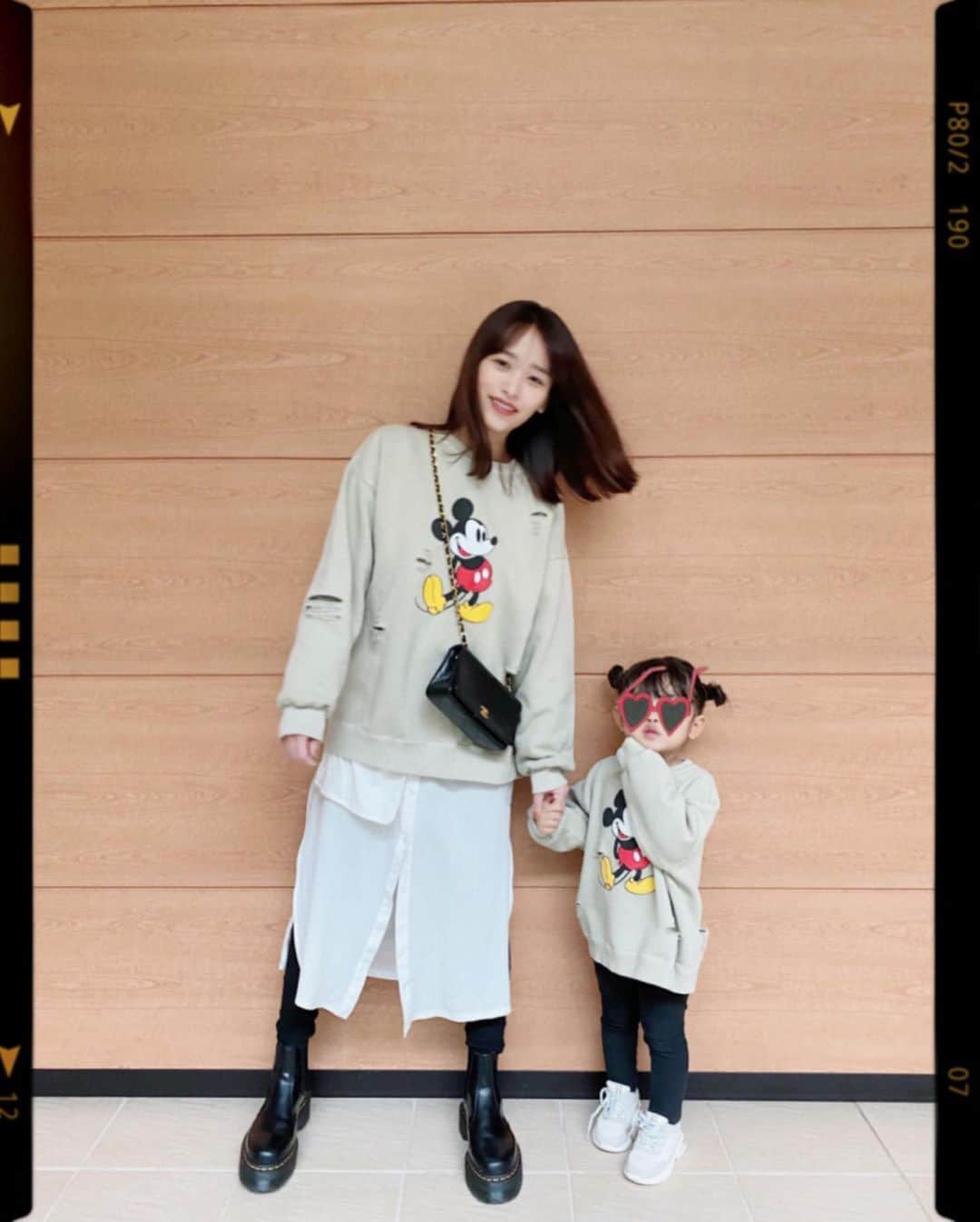近藤千尋のインスタグラム：「@ajuga.shop  から1／21に発売される 新作のミッキースエット💕 裏起毛だからあたたかい〜❄️ 古着加工がかわいいから 大人も着こなせるミッキーさん💜  これ着てディズニー行きたい…😍 皆さん素敵な休日をお過ごしください♡♡♡」