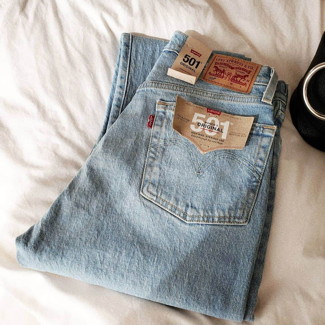 neokazumiのインスタグラム：「﻿ 久しぶりにLevi'sのデニム購入👖﻿ ﻿ 履き心地がとてもいいなと思ったら﻿ ﻿ スタッフの方が﻿ ﻿ 1%ポリウレタンが入ってるから﻿ ﻿ 風合いはそのままだけど﻿ ﻿ 少しだけストレッチするんですよ﻿ ﻿ って教えてくれました✨﻿ ﻿ 永遠の定番501も﻿ ﻿ 時代と共に進化してる😲﻿ ﻿ お値段も💮でした💓﻿ ﻿ #Levis#Levis501#三井アウトレットパーク倉敷#そろそろデニム履きたい#デニム好き﻿」