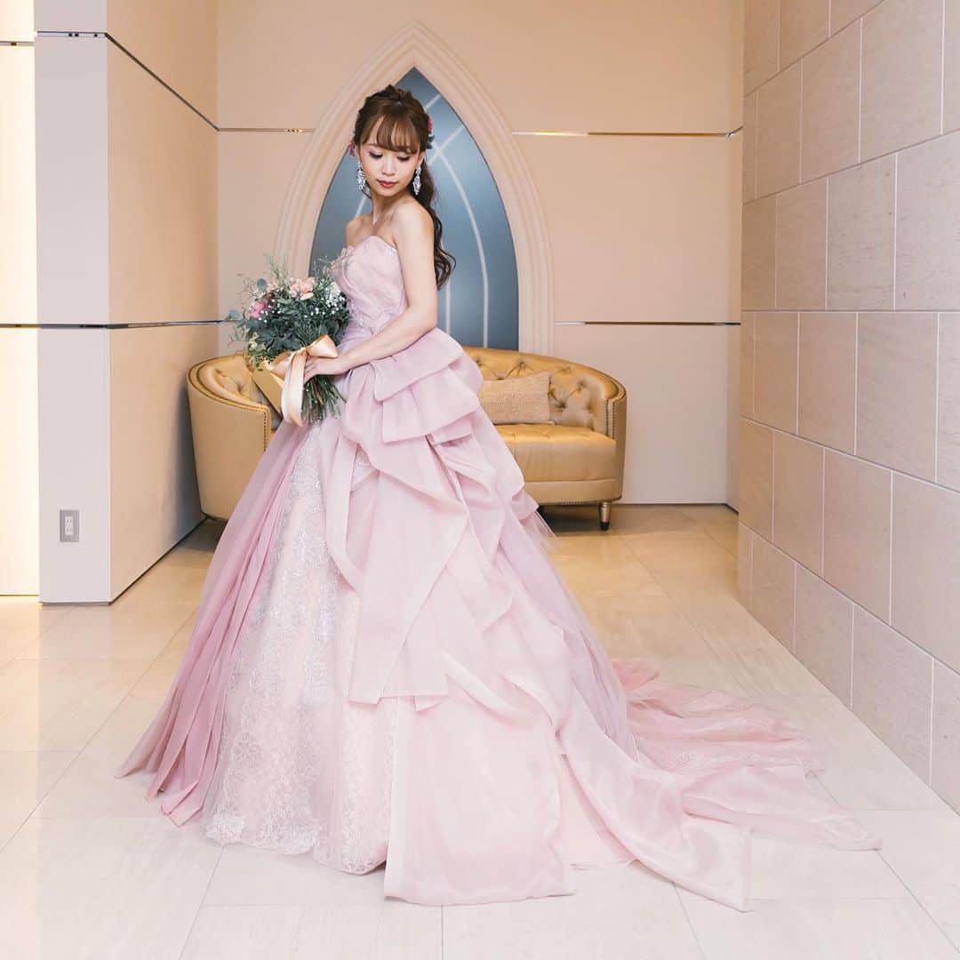 さっぴちゃんのインスタグラム：「♡. . お色直しのドレスとブーケ💐 ピアスを大きいの付けたから、ネックレスは 挙式も披露宴も付けませんでした☺️♡ . ヘッドアクセとピアスは持ち込みで❤︎❤︎❤︎ 3枚目もう泣きまくった後だから メイクヨレヨレだし無加工だから酷いけど この写真が、一番小物が綺麗に見えるʕ•ᴥ•ʔ . . 結婚式もう一回やりたい❤︎(笑) 本当に楽しかった😭♡♡♡ . . でも、式じゃなくて結婚10周年とかに ドレスとタキシード着て夫婦で写真撮りに 行きたいなと勝手に思ってるから、 . . まだまだ先だけど、その時まで なんとなーく可愛らしい母ちゃんで 居られるように頑張るのが今の目標💪 . . とりあえずは、2号産んでからの 産後ダイエットを頑張らないとだね🤰！！ . . ………………………………(♡)……………………………… .」