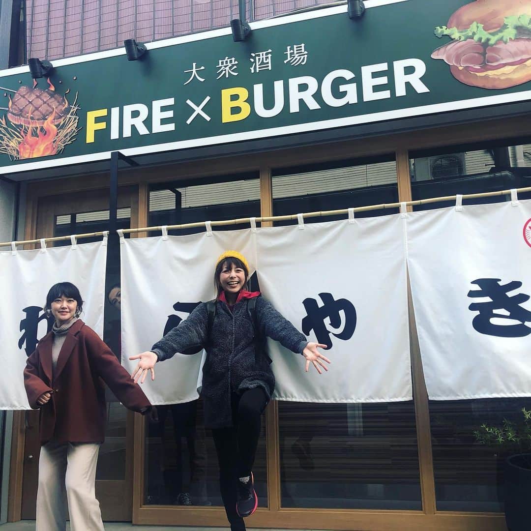 のインスタグラム：「またまたイケてるお店見つけちゃったー😝✨ 大衆居酒屋だけどハンバーガー？！！！笑こんがらがるじゃないの〜！！美味しくて楽しかったー！！♫熊本帰ったらいきたい🥺✨ #くまパワプラス #ファイヤーバーガー #ハンバーガー #大衆酒場 #藁焼き #kumamoto #くまもと #熊本 #草場町  #上乃裏通り」