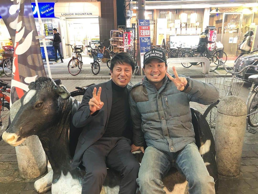 大西宏明さんのインスタグラム写真 - (大西宏明Instagram)「仙台から福岡に転勤⁉️ 大企業 楽天から大企業 ソフトバンクに転職⁉️ 25年の付き合い✨イーグルスからホークスに移籍した平石コーチ😁  相変わらずムカつく程爽やかイケメンでした😂  #東北楽天ゴールデンイーグルス  #ソフトバンクホークス  #監督 #打撃コーチ #野手総合何たらコーチ #信頼感 の塊 #平石洋介 #ホークスファン の皆様 #関係者の皆様  #宜しくお願い致します #わかると思いますが #最高の 男です #ムカつく程カッコイイw  #本日より #僕だけ #平石洋介ネガティブキャンペーン しよかなwww #笑ぎゅう #プロ野球 #焼肉 #野球 #福岡 #仙台 #smile #ほなっ！！」1月18日 13時38分 - ohnishi_hiroaki_0428