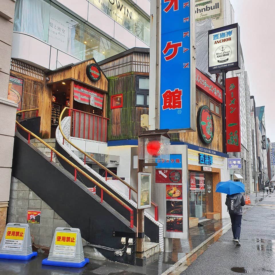 HOTPING公式アカウントさんのインスタグラム写真 - (HOTPING公式アカウントInstagram)「HOTPINGのスタッフが出張で東京に🗼✨ 韓国でも有名な一蘭ラーメンを堪能しました🍜 みなさん、日本に来たらぜひ食べてほしい！！という おすすめ料理があったらぜひ教えてください🤤🍴 -  #東京#出張#一蘭ラーメン#美味しい #HOTPING#日本」1月18日 13時44分 - hotping_japan