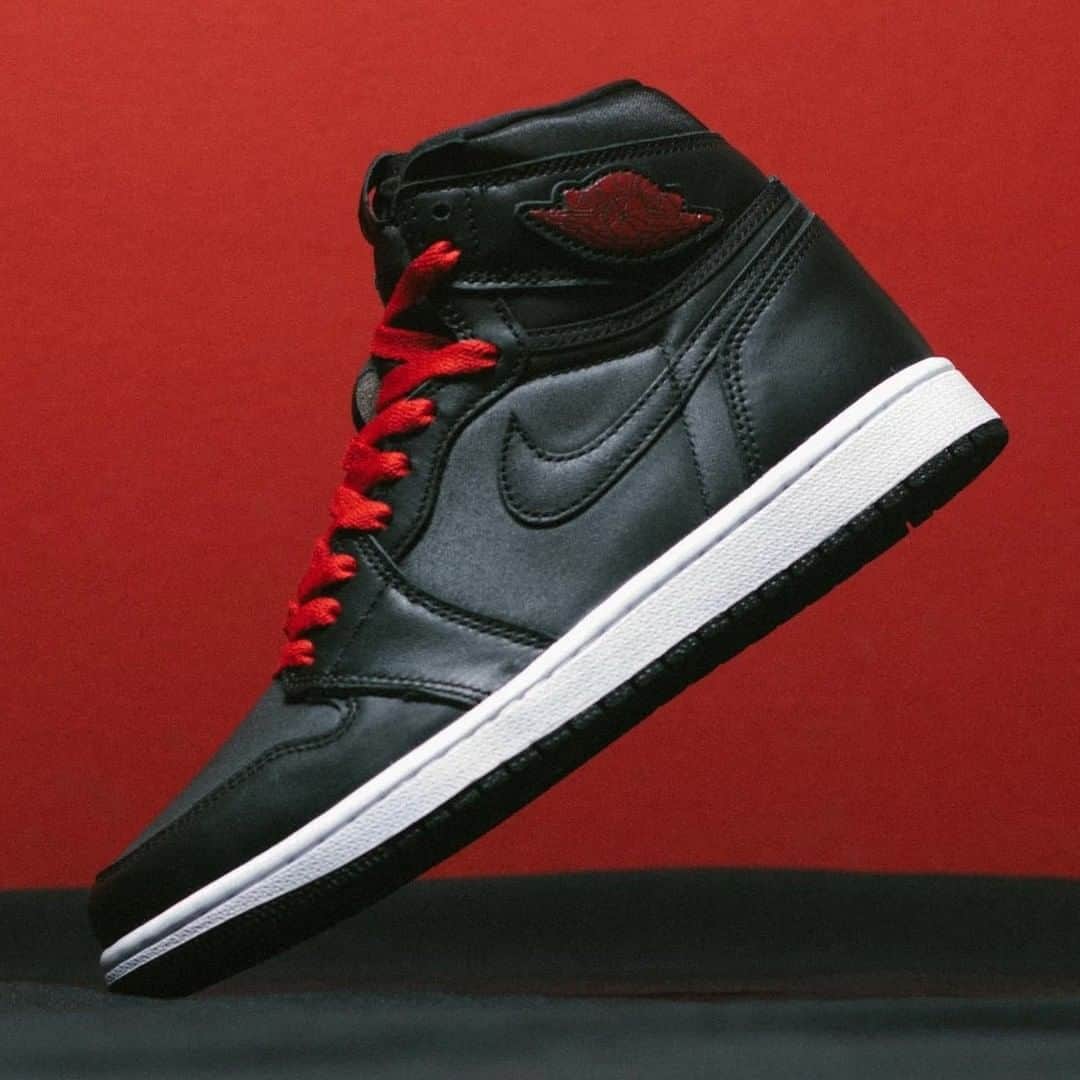 Sneaker Newsさんのインスタグラム写真 - (Sneaker NewsInstagram)「The Air Jordan 1 Retro High OG returns to stores tomorrow in this simple and sleek colorway. Hit the link in our bio for full details.」1月18日 13時59分 - sneakernews