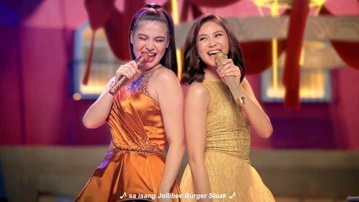 アン・カーティスのインスタグラム：「🎶 Beefy, beefy, beefy na, saucy pa! 🎶 New LSS for you guys!  Always so happy to be part of @jollibee's Burger Steak campaigns, they’re always so kulit and fun! Like me!!! 😂 At ang saya pa, kasi this time around I’m with my fave Popstar, @justsarahgph! From Linamnam Ulam to this! Tala to Kilometro! At a time pa when we both have a reason to celebrate!🥰 Ibang level talaga ang sarap ng #JollibeeBurgerSteak! #AnneSarahforJollibee❤」