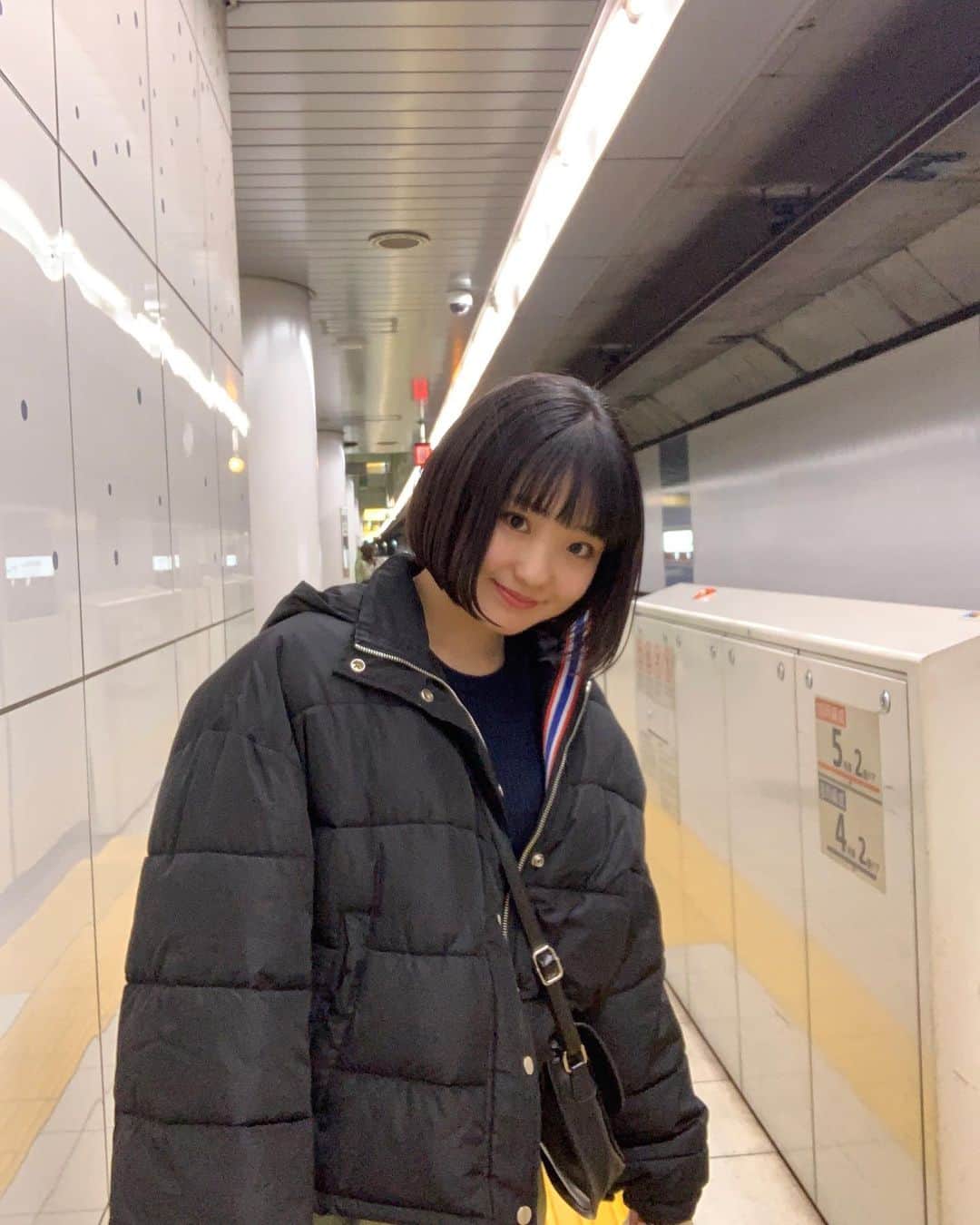 白井杏奈のインスタグラム：「・ 髪切りました✂︎✂︎✂︎✂︎ @belle_airi さんありがとうございました！ ・ 伸ばそうと思ってたのに勢いで切っちゃった😉 これから伸ばす予定〜」