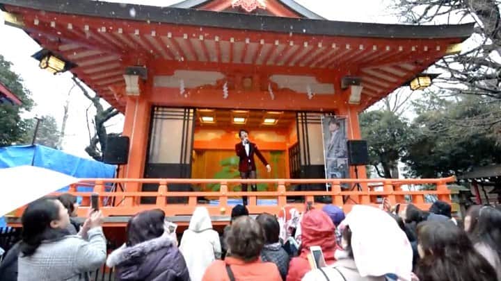中澤卓也のインスタグラム：「新曲「北のたずね人」 ヒット祈願を無事終えました。 ・ 小雪がチラチラどころではない、本格的な雪の中。笑 ・ 来ていただいた皆さま 寒かったねーー🥶 ・ みんなで暑ーーーく 新曲盛り上げて行こう🤗 ・ #中澤卓也 #北のたずね人 #花園神社 #ヒット祈願 #歌詞と天気のシンクロ具合」