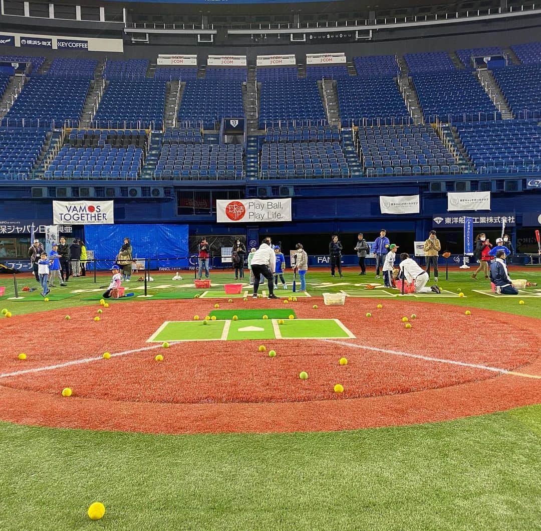ニッチロー'さんのインスタグラム写真 - (ニッチロー'Instagram)「ラミレス監督のチャリティーイベントへ！  障害のある子供もない子供も一緒に横浜スタジアムをいっぱいに使って野球を楽しむというイベント！  90名の子供達が元気に笑顔で野球している姿が本当に可愛かった！  これからもこのイベントを開催するとの事なのでまた子供達の笑顔が増えていきますね！  #vamostogetheryokohama #baseball #ラミレス監督 #チャリティーイベント  #横浜スタジアム #荒波翔 さん #矢野謙次　さん #djケチャップ　さん #iwaアカデミー木村 さん #トクサンtv #トクサン #ライパチ　さん #ニッチロー' #野球 #ベースボール」1月18日 13時58分 - nicchiro5.1