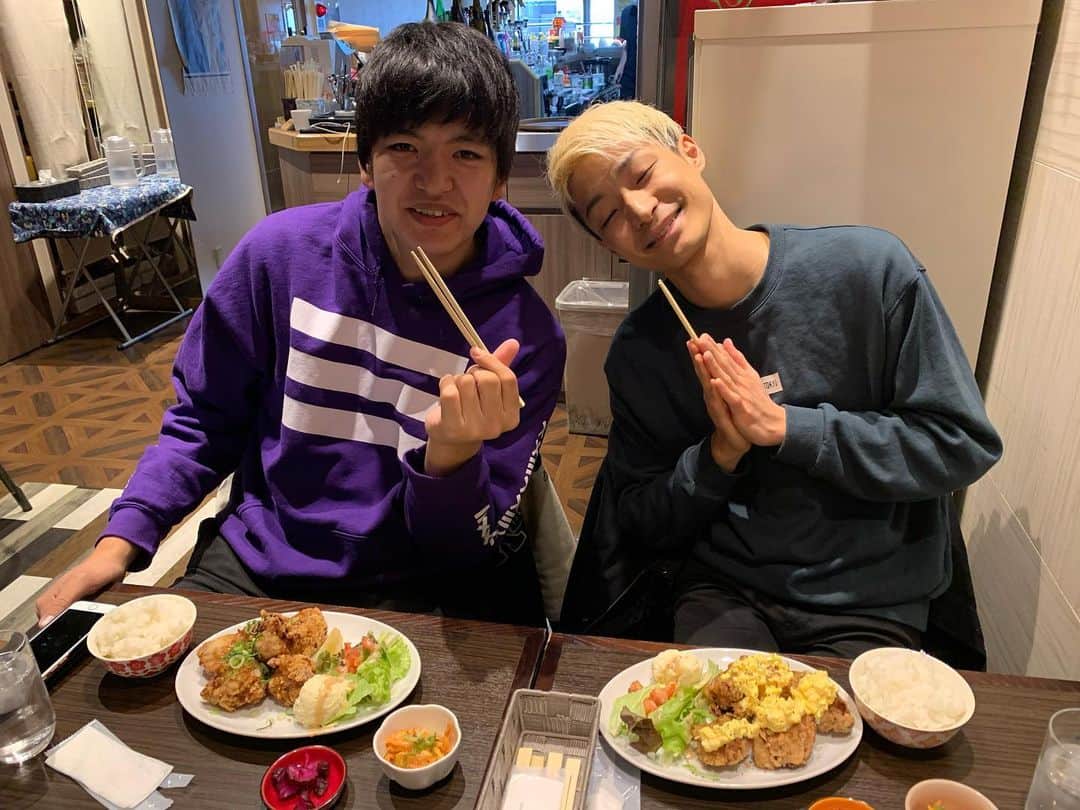 池田真一のインスタグラム：「こっちこっち〜のからあげさんランチ皆さん食べに来てよー！ 漫才劇場メンバーも早速食べに来てくれてるー！明日もやってまーす！ 12時〜14時半まで！ お酒も飲めるよー！」