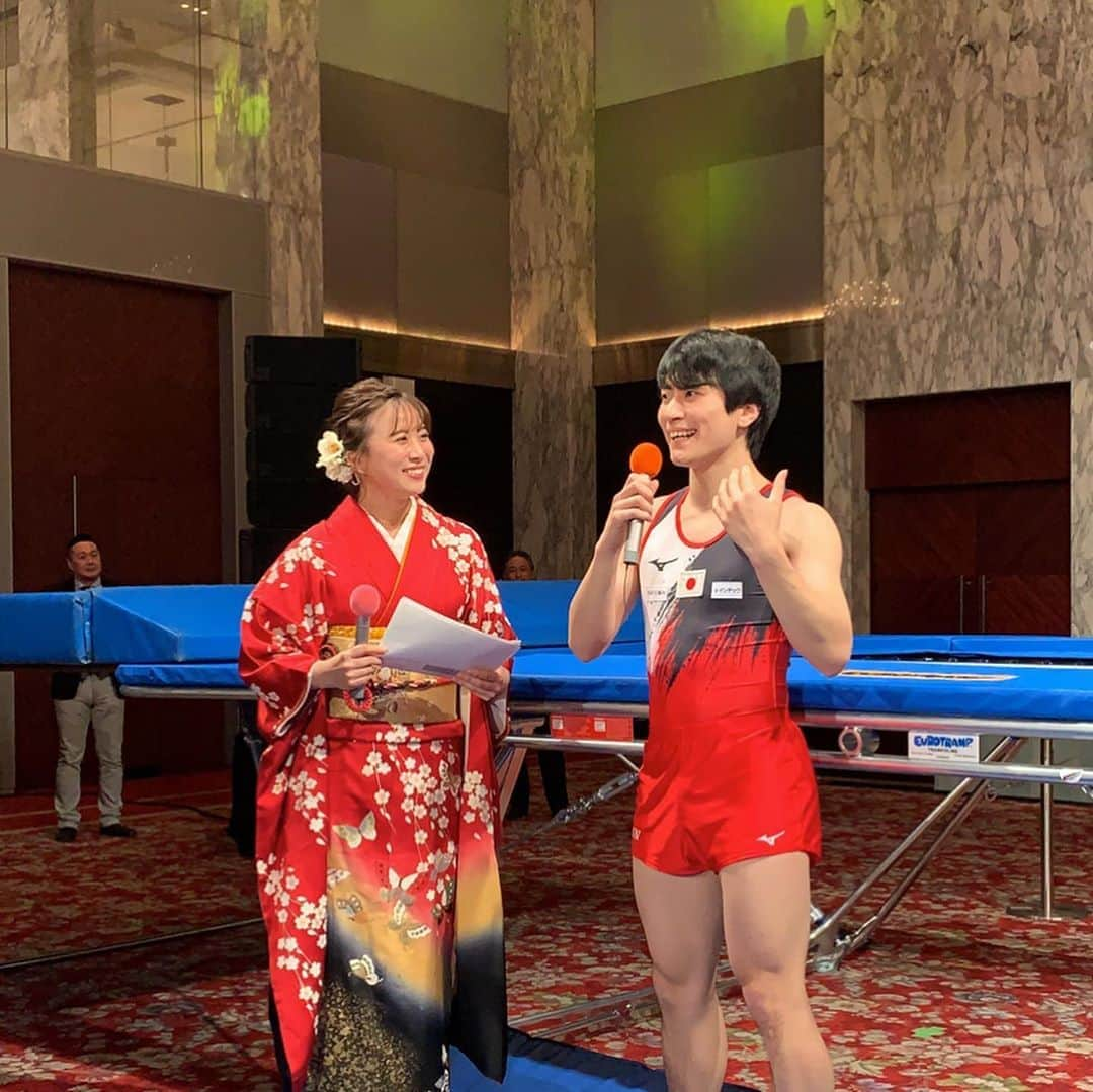 棟朝銀河さんのインスタグラム写真 - (棟朝銀河Instagram)「そしてビッグスポーツ賞表彰式の中で実演をやらせてもらいました✨ . 他競技のトップアスリートの方々も含め1300人がすぐ近くからみんなこっちに注目していて普段はない緊張を味わえました笑 . 高さのことや前準備のこともあってガッツリ演技見せられなかったのが残念でしたが、スーツになったり試合着になったり忙しくも楽しい経験をさせていただきました😊 . しばらく実演とか講演会などのイベントはあまり出来ていなかったんですけど、身体も少し元気になって大会も一段落したので、また色々なところでやれたらなと思ってます✨ . . #テレビ朝日 #テレ朝 #ビッグスポーツ賞 #トランポリン #trampoline #トランポリンショー #実演 #イベント #セイコー #seiko #チームセイコー #西東京市 #西東京市pr親善大使 #不撓不屈」1月18日 14時17分 - gingamunetomo