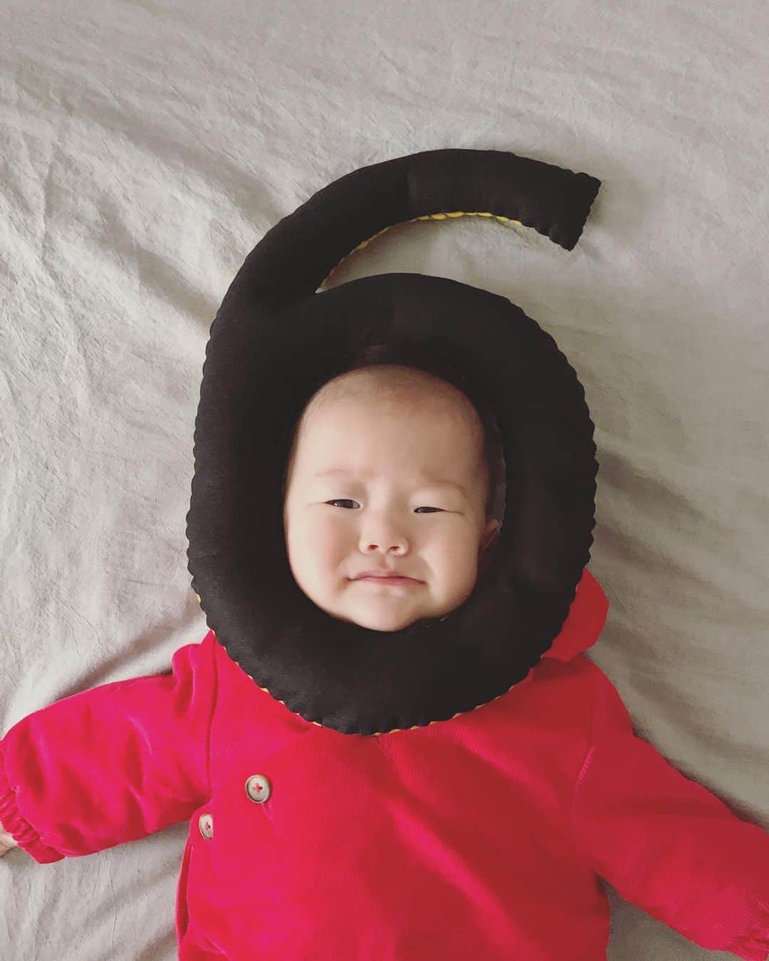 高見まなみのインスタグラム：「たいちゃん、6ヶ月🎉🎉 . .  #生後6ヶ月  #遊ばれるたいちゃん #6months  #baby6months #☃️」