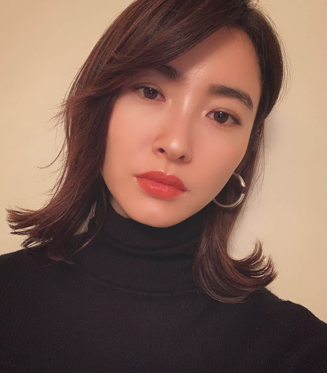 絵美里のインスタグラム：「@diormakeup 💋 . . @diormakeup から発売されたコスメでメイクしてみたよ！ . . ファンデーションは、クッションファンデがアイコニックなモチーフを纏った限定デザイン 「ディオールスキン フォーエバー ディオールマニア エディション」 軽いつけ心地なのにしっかりカバーもしてくれて、長時間崩れにくいのも嬉しい。 軽くてデザインも可愛いので私は持ち歩いているよ！ . . チークは、「ディオール バックステージ ロージー グロウ PINK」をほんのり上気したように見えるくらい頬に入れる👧🏼 . . リップは、「ディオール アディクト リップ グロウ ピンク」の上から「ディオール アディクト リップ グロウ オイル ローズウッド」を重ねて使うと、より鮮やかに発色するのでおすすめ👄 . . 写真3枚目の限定デザインの「リップ マキシマイザー」は、塗るだけで唇がぷっくりして潤うので、ナチュラルメイクの日はこれだけでも可愛いよ👄 . . . . . . @diormakeup  @peterphilipsmakeup  @diorbeautylovers  #diorglow  #makeup  #リップグロウオイル  #ディオールフォーエバー」