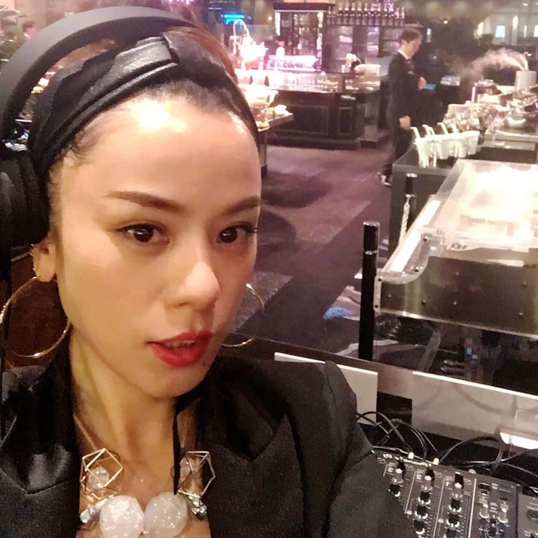 azumiのインスタグラム：「昨夜は #ホテルニューオータニ東京 ガーデンラウンジにてDJ。 イチゴメインのブッフェが相変わらず豪華で、素晴らしかった。みなさん楽しそうでした✨ ちびっ子達もたくさんブースの前で踊ってくれたりとても嬉しかったです。 おめかしした女の子も恥ずかしそうに話しかけてくれたのですが、最後に「時給いくら？」と聞かれたのが、今年最初のパンチライン。  #あまオータニ  #azumidj  #今年も宜しくお願い致します」