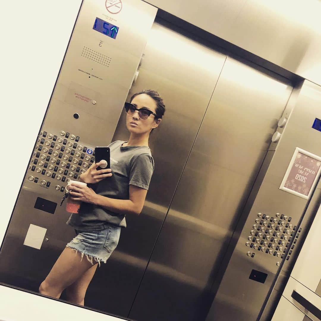 秋定麻紀子のインスタグラム：「結局何歳になってもこのスタイルがマストなんだね。 👖👖👖👖👖」