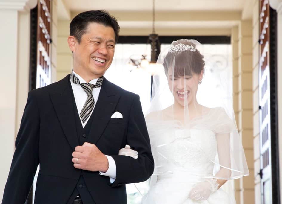 富山結婚式 ヴィラグランディス富山さんのインスタグラム写真 - (富山結婚式 ヴィラグランディス富山Instagram)「. バージンロードは花嫁の人生を表しています . 一生に一度のこの瞬間 今までの人生を大切に 笑顔で歩んでいける ありがとう お父さん ， ， ， ， ， ， ， ， ， 気になる方はプロフィールから 公式HPをご覧ください▶︎▶︎▶︎」1月18日 14時23分 - villagrandis_toyama