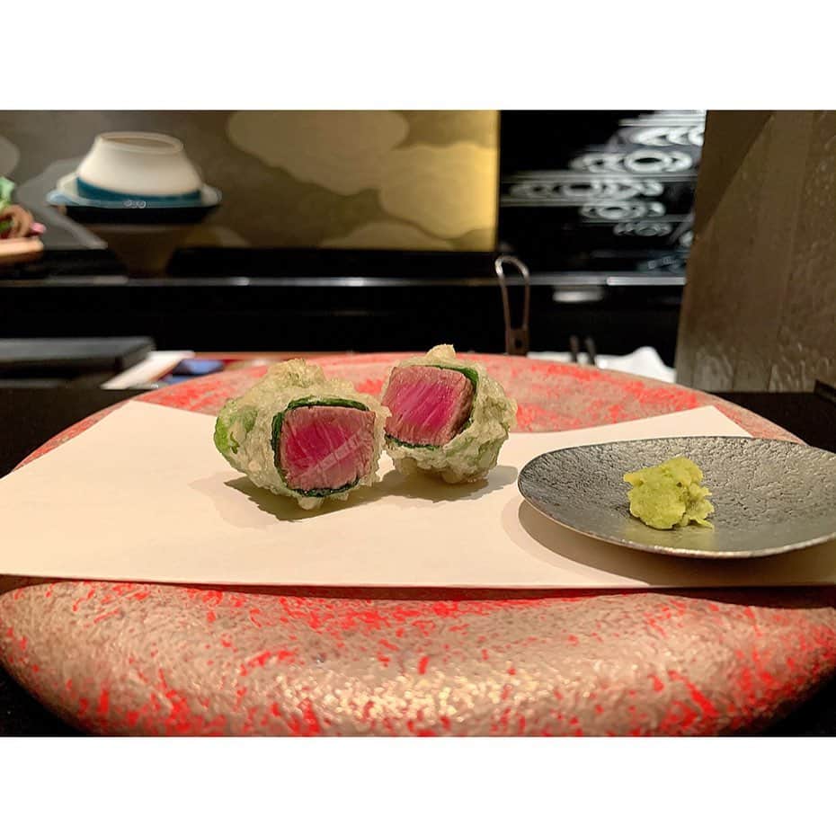 百合華さんのインスタグラム写真 - (百合華Instagram)「ザ・リッツ・カールトン京都の日本料理ダイニング『水暉』にてディナータイム②🍽💕 ﻿ ﻿ 今回はミシュラン一つ星の天麩羅コースをいただきました🥰﻿ ﻿ 天麩羅を揚げてくださった料理長は『天ぷら圓堂』さんで修行されていたとの事で、衣の薄さやパフォーマンスにも熟練の技が光り輝いておりました✨﻿ ﻿ 〆は3種類から選べるので百合譁はかき揚げの出汁茶漬けをチョイスしてみました🎶﻿ ﻿ デザートには世界的に超有名なパティシエ『ピエール・エルメ』のパフェが登場😍﻿ ﻿ 五つ星ホテルだからこそ可能な贅沢の限りを尽くした至福のディナーコースで御座いました❤️ ﻿ ﻿ #japan﻿ #日本﻿ #kyoto﻿ #京都﻿ #theritzcarlton ﻿ #theritzcarltontokyo ﻿ #ザリッツカールトン﻿ #ザリッツカールトン京都 ﻿ #五つ星ホテル ﻿ #日本料理﻿ #ダイニング﻿ #ミシュラン一つ星﻿ #水暉﻿ #天麩羅  #ディナータイム﻿ #ディナーコース﻿ #天麩羅コース料理 ﻿ #ピエールエルメ  #pierreherme  #デザート #デザートタイム #価値のある時間 ﻿ #逸品 ﻿ #おもてなし﻿ #感動﻿ #美食﻿ #美食家﻿ #aumoグルメ﻿」1月18日 14時33分 - yurika.lovelily