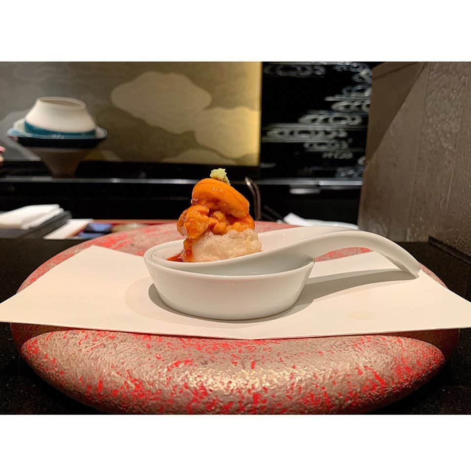 百合華さんのインスタグラム写真 - (百合華Instagram)「ザ・リッツ・カールトン京都の日本料理ダイニング『水暉』にてディナータイム②🍽💕 ﻿ ﻿ 今回はミシュラン一つ星の天麩羅コースをいただきました🥰﻿ ﻿ 天麩羅を揚げてくださった料理長は『天ぷら圓堂』さんで修行されていたとの事で、衣の薄さやパフォーマンスにも熟練の技が光り輝いておりました✨﻿ ﻿ 〆は3種類から選べるので百合譁はかき揚げの出汁茶漬けをチョイスしてみました🎶﻿ ﻿ デザートには世界的に超有名なパティシエ『ピエール・エルメ』のパフェが登場😍﻿ ﻿ 五つ星ホテルだからこそ可能な贅沢の限りを尽くした至福のディナーコースで御座いました❤️ ﻿ ﻿ #japan﻿ #日本﻿ #kyoto﻿ #京都﻿ #theritzcarlton ﻿ #theritzcarltontokyo ﻿ #ザリッツカールトン﻿ #ザリッツカールトン京都 ﻿ #五つ星ホテル ﻿ #日本料理﻿ #ダイニング﻿ #ミシュラン一つ星﻿ #水暉﻿ #天麩羅  #ディナータイム﻿ #ディナーコース﻿ #天麩羅コース料理 ﻿ #ピエールエルメ  #pierreherme  #デザート #デザートタイム #価値のある時間 ﻿ #逸品 ﻿ #おもてなし﻿ #感動﻿ #美食﻿ #美食家﻿ #aumoグルメ﻿」1月18日 14時33分 - yurika.lovelily