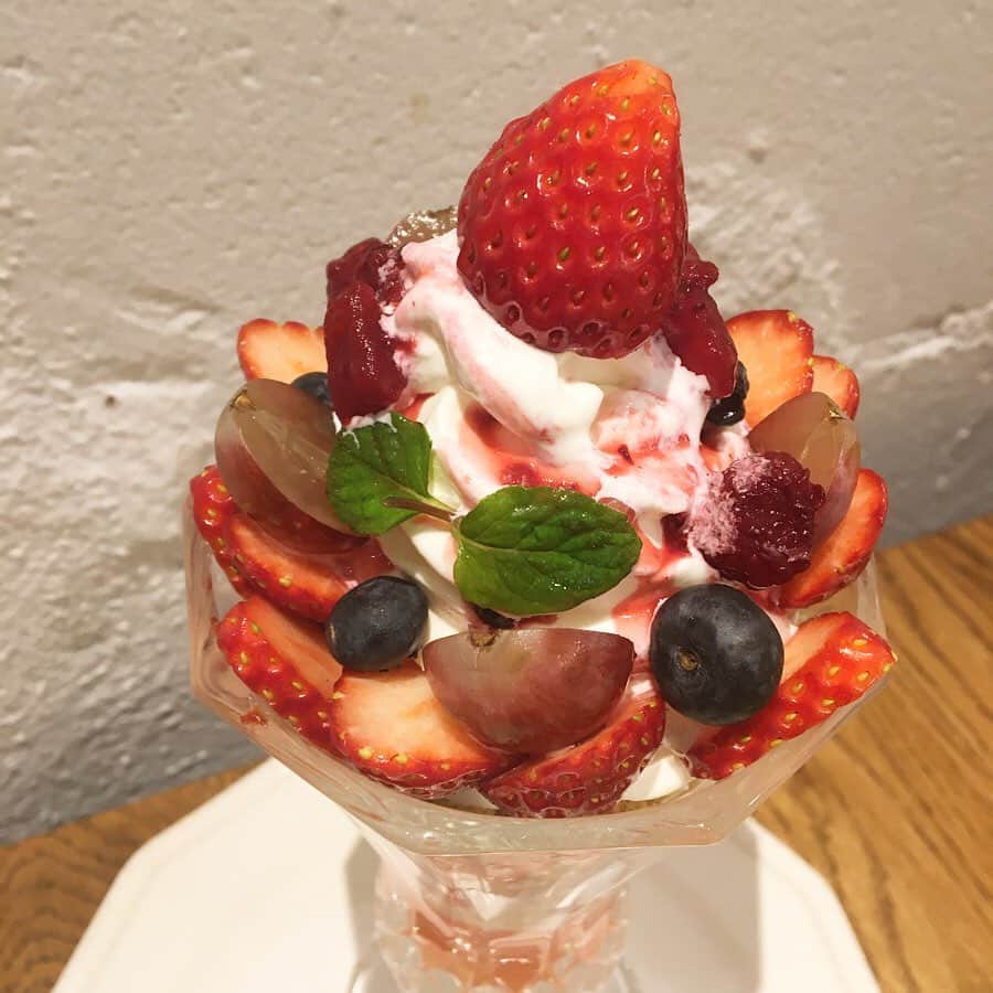 千眼美子さんのインスタグラム写真 - (千眼美子Instagram)「・ ぶどうとベリー達のパフェ。 いとあげみ、いとうまし。 #スイーツ」1月18日 14時43分 - yoshiko_sengen