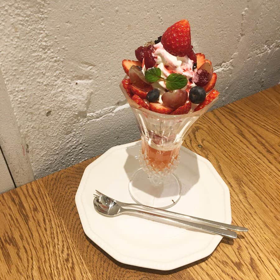 千眼美子さんのインスタグラム写真 - (千眼美子Instagram)「・ ぶどうとベリー達のパフェ。 いとあげみ、いとうまし。 #スイーツ」1月18日 14時43分 - yoshiko_sengen