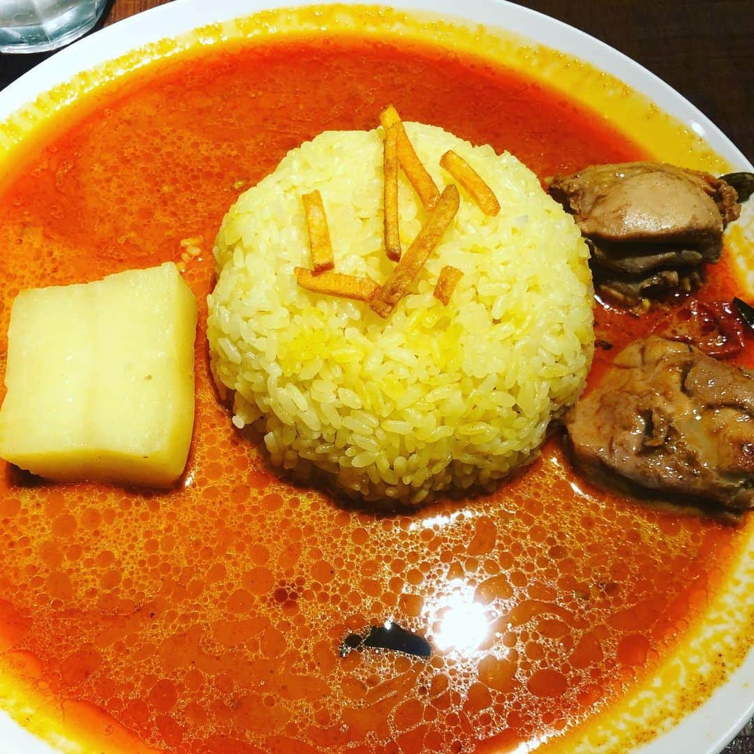 依布サラサさんのインスタグラム写真 - (依布サラサInstagram)「福岡の備忘録2 ツナパハスリランカカレー どうですか、この媚びない感じ‼️ イモ！ライス！チキン！ルー！ どうして一度食べるとあなたを忘れられないのでしょう。。 食べると、お腹の中から 力強く生きろよ！ って言われてるような パワーもらえる不思議なカレー 私はライス派、旦那はヌードル派。 あなたはどちら？？🍛 #ツナパハ　#スリランカカレー　#ヨーグルトアイス　#染みる　#福岡　#サラメシ　#二日酔いで食べると　#一瞬後悔します　#でも食べたいの」1月18日 14時43分 - sarasaifu