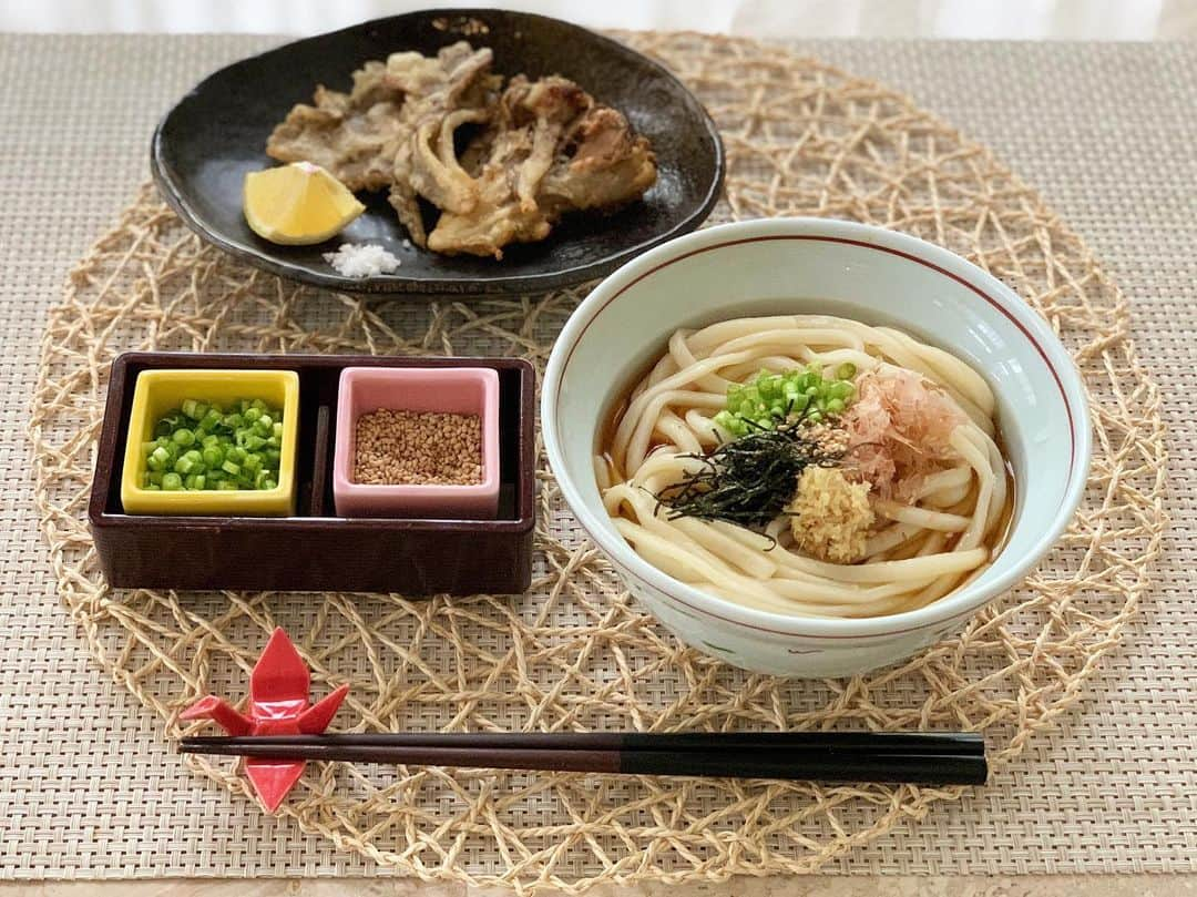 青木英李さんのインスタグラム写真 - (青木英李Instagram)「先日お土産で頂いた【水沢うどん】 数々の名物うどんの中でも、ベスト３に入るくらい大好きな水沢うどんは、群馬へ温泉巡りやいちご狩りに行った際には必ず食べに行くほど♡♡ ・ いつも#舞茸の天ぷら も一緒に頼むのでおうちでも。 お塩でいただくのがオススメ◎すだちが冷蔵庫になかったのでレモンを添えて。 ・ グルテンフリーばかりでなく、小麦やお米もバランス良く摂取〜☺︎ ・ ・ #自炊 #健康 #ランチ #群馬名物 #水沢うどん #薬味大好き #おうちdeごはん」1月18日 14時45分 - eriaoki_official