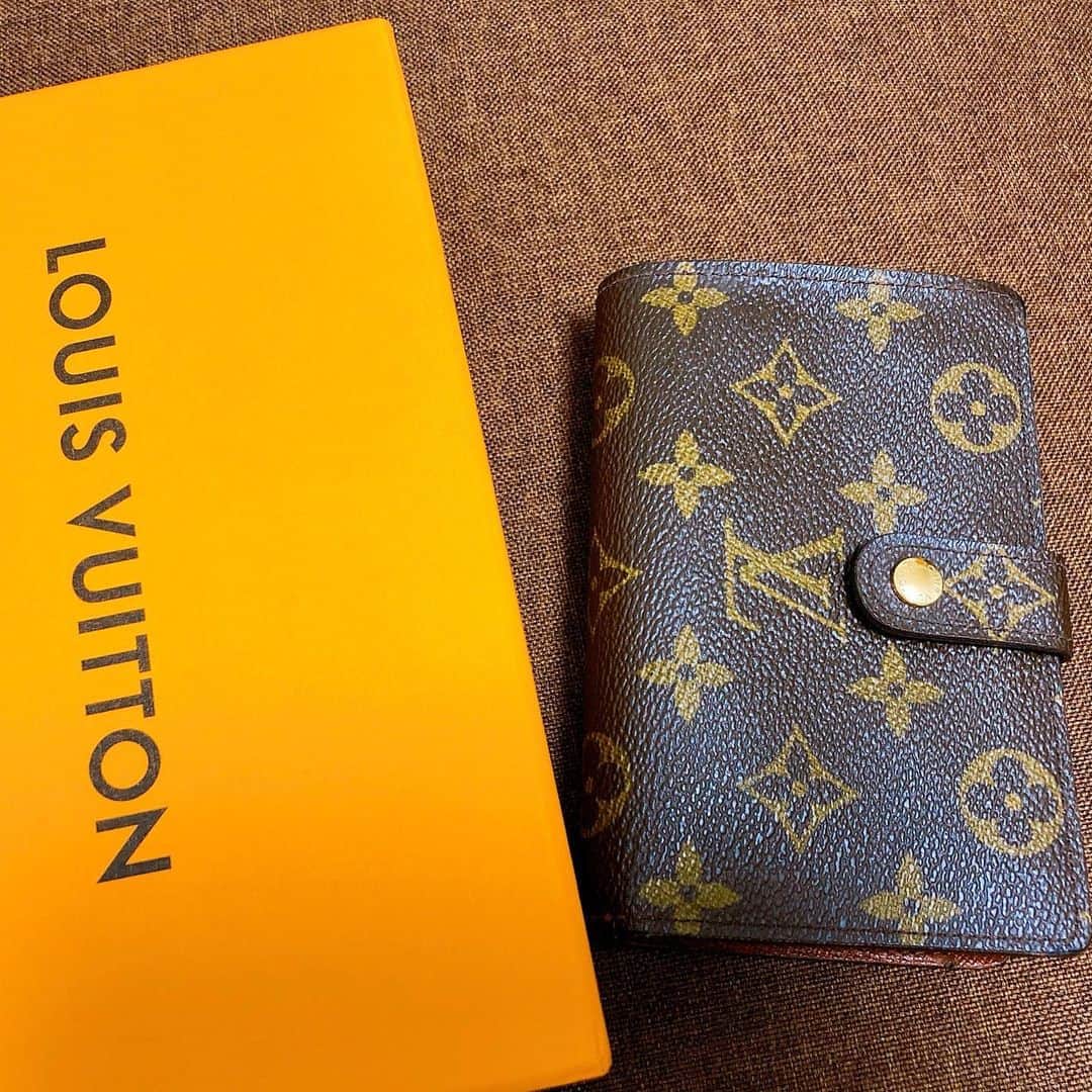 荒金さとみのインスタグラム：「高校生の子の卒業祝いに類布団のお財布👛をプレゼント🎁したらめっちゃ喜んで写真を送ってくれた😊  さとみんはボロボロのポロ財布を十数年使っているけどポロもいいぜ𓃱𓃗」