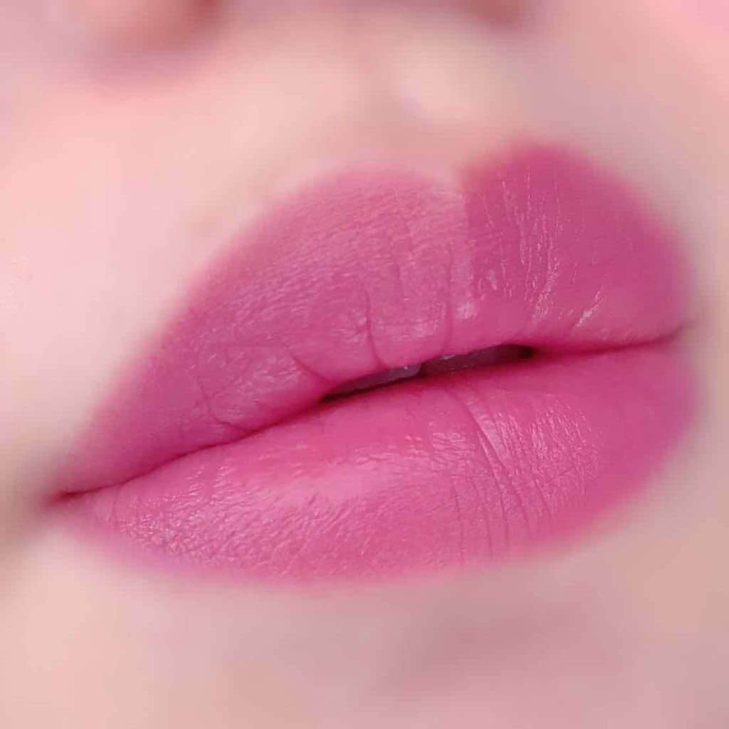 LIPS(リップス)-コスメ・メイク動画さんのインスタグラム写真 - (LIPS(リップス)-コスメ・メイク動画Instagram)「.⠀ 【Laura Mercier ルージュ エッセンシャル シルキー クリーム リップスティック 15 MAUVE MERVEILLEUX】﻿⠀ ﻿.⠀ 今回はLaura Mercier ルージュ エッセンシャル シルキー クリーム リップスティックのレビューです✨﻿⠀ ﻿.⠀ ┈┈┈┈┈┈┈┈┈┈┈┈┈┈┈┈┈┈﻿⠀ ﻿.⠀ ✿ Laura Mercier ルージュ エッセンシャル シルキー クリーム リップスティック 15 MAUVE MERVEILLEUX﻿⠀ 価格3600(税別)﻿⠀ ﻿.⠀ まさにモーヴカラー！なリップ💕﻿⠀ 青みの強いくすんだパープルが可愛い✨﻿⠀ ﻿.⠀ 肌の透明感を上げてくれるしっかりした発色👌﻿⠀ しっかり色づくのにスルスル塗れるので使用感も◎﻿⠀ ﻿.⠀ 保湿感のあるテクスチャでは無いので﻿⠀ リップ下地は必須🤔﻿⠀ 荒れたりはありませんでした！﻿⠀ ﻿.⠀ シンプルなデザインも素敵です😌﻿⠀ ﻿.⠀ ┈┈┈┈┈┈┈┈┈┈┈┈┈┈┈┈┈┈ ﻿⠀ ﻿.⠀ 以上になります！﻿⠀ ﻿.⠀ ローラメルシエのリップは﻿⠀ あまり使った事がなかったのですが﻿⠀ とっても良いリップでした💕﻿⠀ 流石デパコス✨﻿⠀ ﻿.⠀ 東京に行った際に友人と一緒に購入したのですが﻿⠀ 間違って友人が買った方を渡されてしまい大変でした😂﻿⠀ ﻿.⠀ 皆さんも是非チェックしてみてください！﻿⠀ ﻿.⠀ 参考になれば幸いです✨﻿⠀ ﻿.⠀ ﻿.⠀ .⠀ All Contents From：なまこ⠀ .⠀⠀ .⠀⠀ .⠀⠀ #lipscosme #ローラメルシエ #リップ #コスメ好きさんと繋がりたい #コスメ好き #プチプラコスメ #コスメ購入品 #コスメマニア #コスメレポ #コスメ紹介 #コスメレビュー #コスメ垢 #コスメ好きな人と繋がりたい #コスメオタク #新作コスメ #秋コスメ #おすすめコスメ #メイク #メイク好きな人と繋がりたい #ヘアメイク #メイクアップ #今日のメイク #アイメイク #メイク好きさんと繋がりたい #メイク好き #ナチュラルメイク #韓国メイク #ベースメイク #イエベ #ブルベ」1月18日 14時53分 - lipsjp