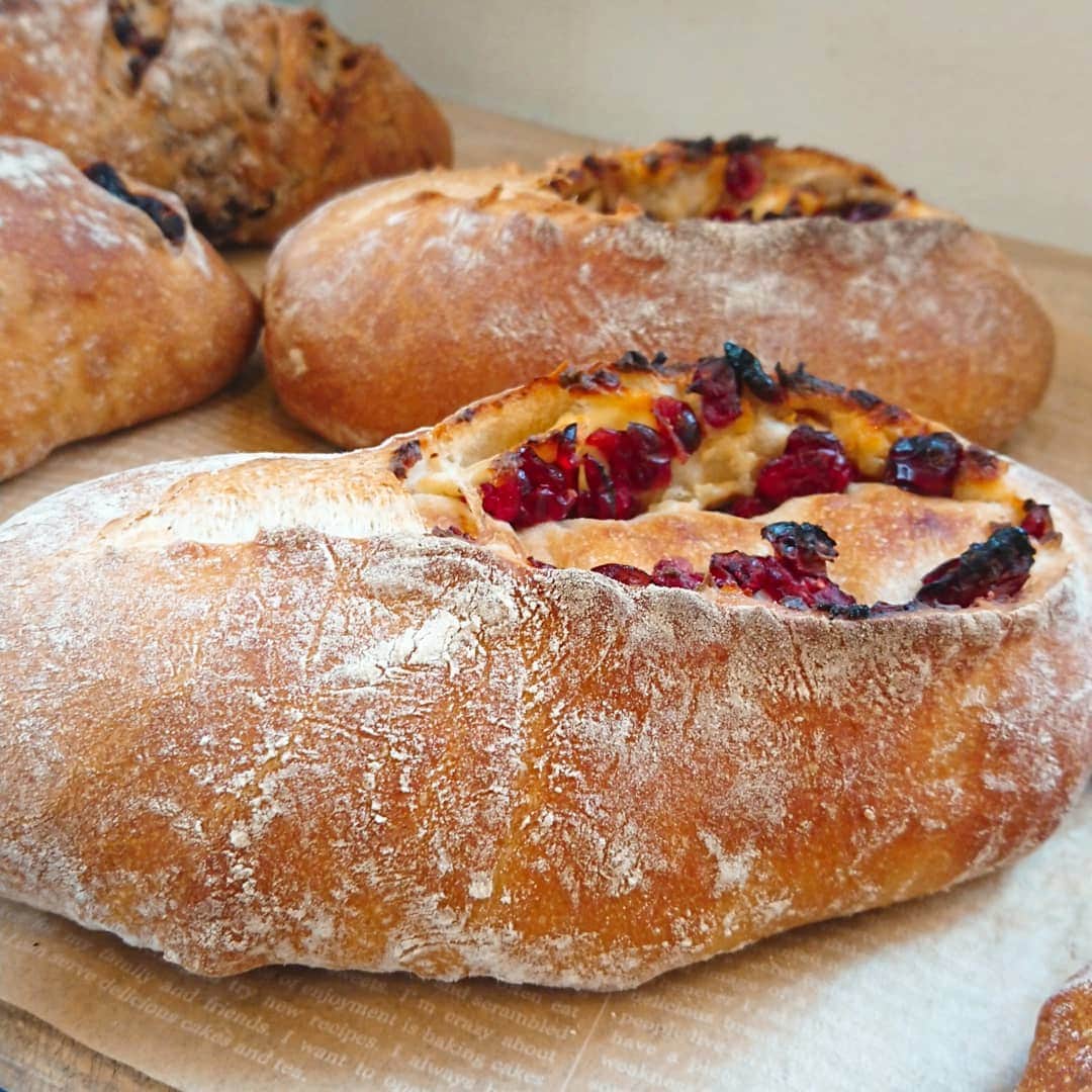 滝香織さんのインスタグラム写真 - (滝香織Instagram)「#ブーランジェリーユイット の #クリームチーズとクランベリーのカンパーニュ 去年の#パングランプリ愛媛 のおすすめ部門で1位に輝いたパン。 クランベリーがぎっしりつまってて、ライ麦の入った生地とよく合うんです😊  #よるマチ では#キタノカオリ を使った、3日間やわらかいユイット食パンもご紹介しました🎵 他にもおいしそうな#パン がいっぱい😆 アンティークが使われていてかわいらしいお店でしたよ～✨ @boulangeriehuit 。 #boulangeriehuit #ユイット #今治パン屋 #愛媛パン #愛媛パン屋 #カンパーニュ #食パン #bread  #あいテレビ #アナウンサー #女子アナ #滝香織 @kaorin_taki」1月18日 14時55分 - kaorin_taki