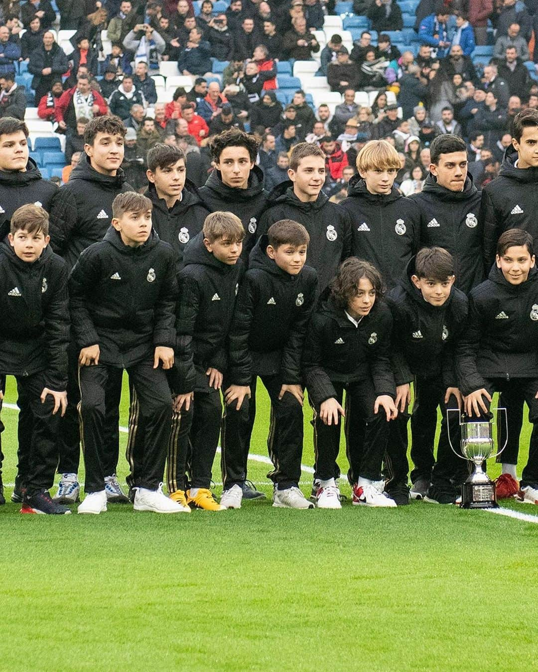 LFPさんのインスタグラム写真 - (LFPInstagram)「👏💜🏆 The Bernabeu pays tribute to the @realmadridacademy team champions of #LaLigaPromises! • 👏💜🏆 ¡El Bernabéu homenajeó al equipo del @realmadridacademy campeón de #LaLigaPromises! • #RealMadrid #LaLigaSantander #LaLiga #Young #Bernabeu」1月19日 0時22分 - laliga