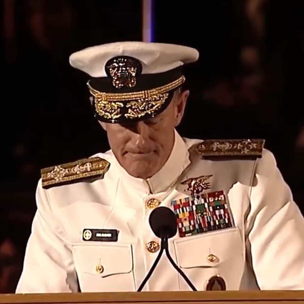 トム・デロングさんのインスタグラム写真 - (トム・デロングInstagram)「Admiral McRaven gives a 15 min speech about changing the world, and it’s exactly what you need right now. It’s amazing. Link in Bio」1月19日 0時49分 - tomdelonge