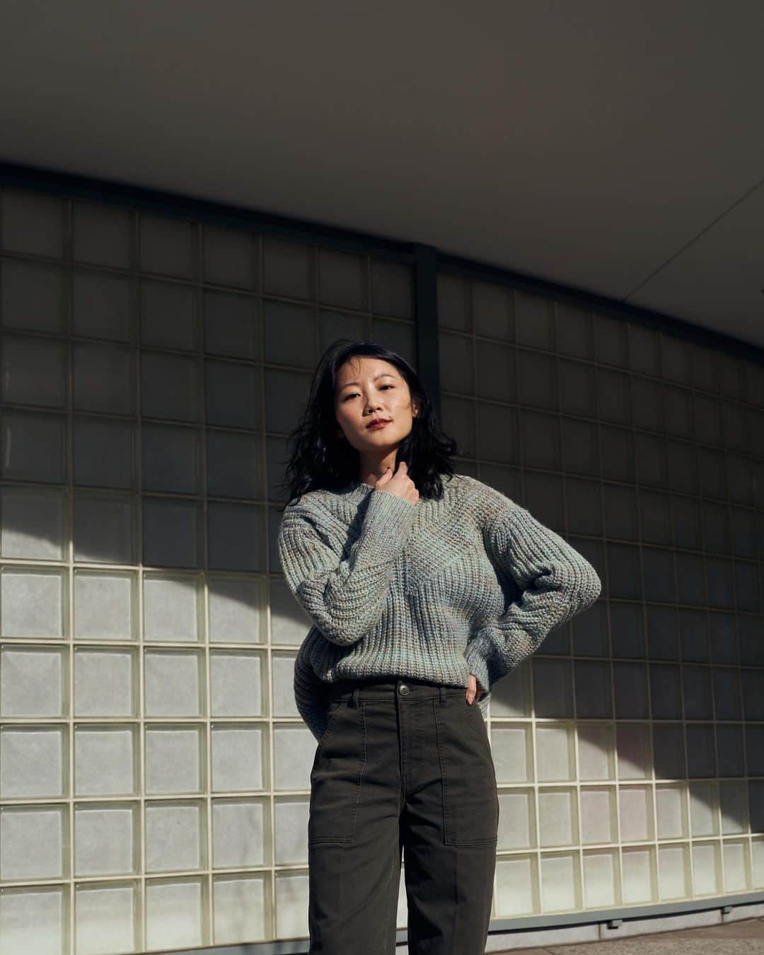アリス・ガオのインスタグラム：「[sponsored] new year, same comfy silhouettes to get me through winter. 🥶these pieces from @clubmonaco have just the right amount of tailoring and details to keep me feeling put together. #clubmonaco」