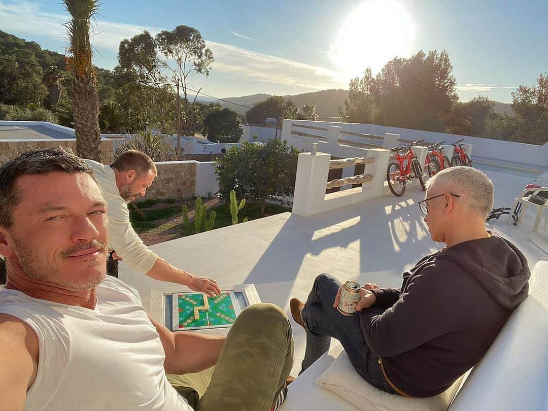 ルーク・エヴァンズさんのインスタグラム写真 - (ルーク・エヴァンズInstagram)「Sunshine, Scrabble and San Miguel #bliss #wintersun」1月19日 0時58分 - thereallukeevans