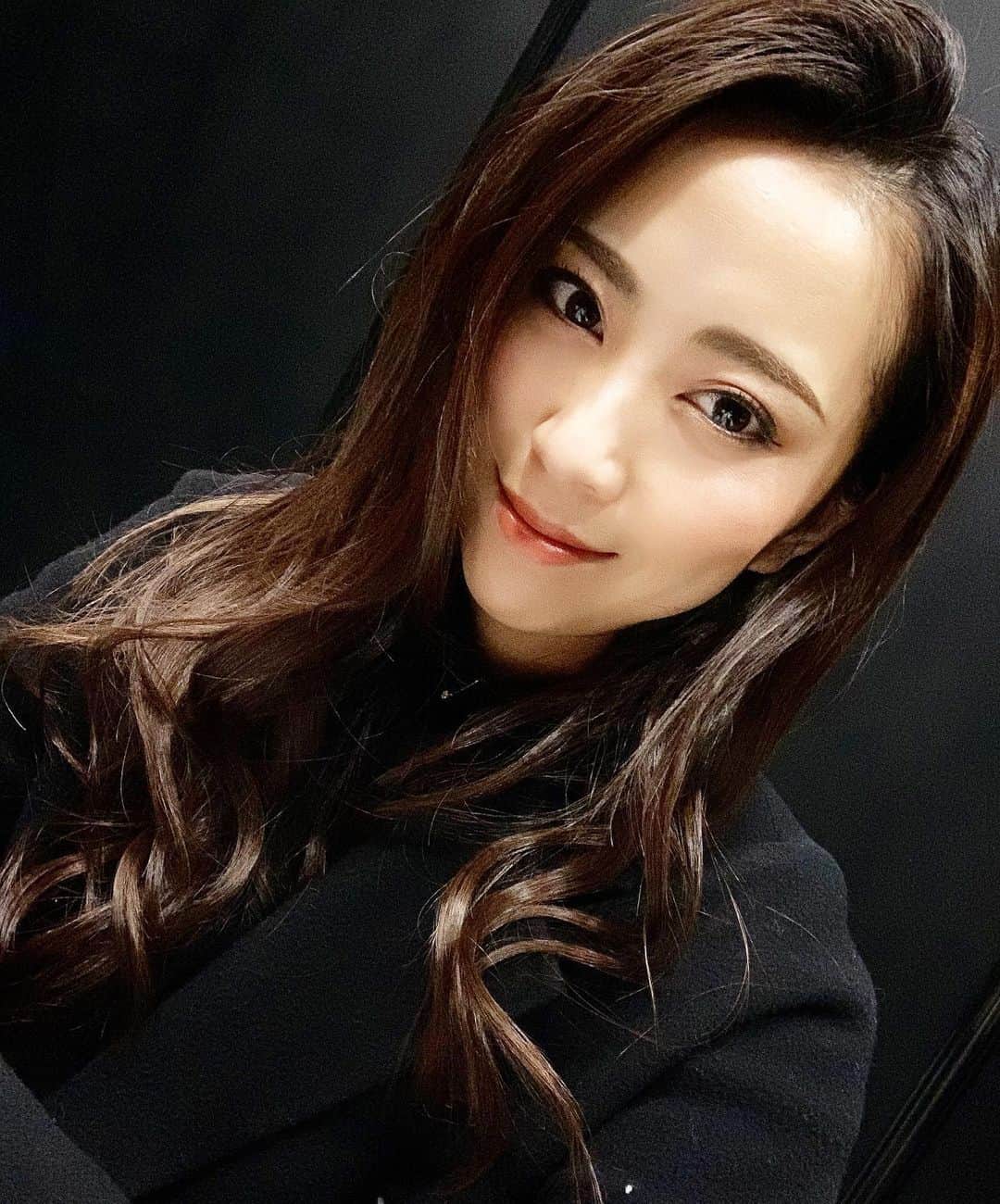 のインスタグラム：「事務所の社長、DJ TAROさんに先日久々にお会いした時、雰囲気変わったね！と言われた。 華があって凛としててカッコいいって。 こんな嬉しいことがあっていいのでしょうか。 . 昨日は会社でチームとして表彰してもらえて…。 2020年既に気持ち的にはとってもいいスタートが切れてる感じ。 . もっと高みを目指して進みます。 . #褒められて伸びるタイプ #カッコイイ女性 になるのがずっと目標 #結構髪が伸びてきた #バッサリ切りたいけど勇気が出ない #パラレルキャリア#フリーランス#パラレルワーカー#ノマドワーカー#働く女性#ワークライフバランス#parallelcareer#freelance#nomadlife#nomadworker#businesswoman#work#worklifebalance#selfie#aimhigh #MC#山田真以」