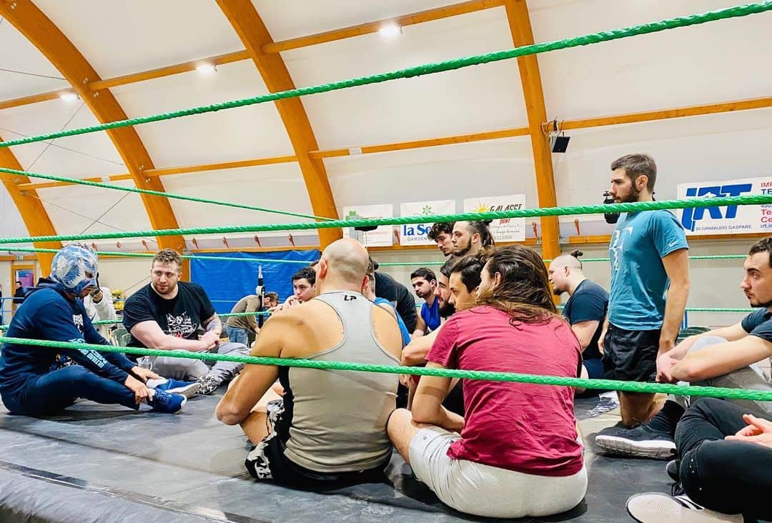ウルティモ・ドラゴンさんのインスタグラム写真 - (ウルティモ・ドラゴンInstagram)「The seminar in Imola is over. @dragongate_pro #ultimodragon #últimodragón #ultimodragonmexico」1月19日 1時11分 - ultimodragon_oficial