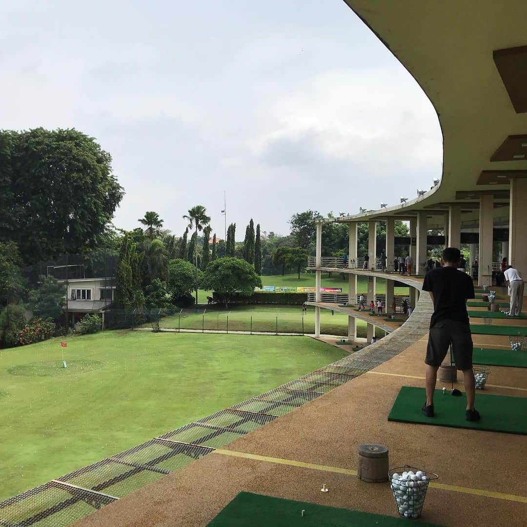 湯浅洋のインスタグラム：「ジャカルタで初めてゴルフ練習場に行って来ました！ とても綺麗で充実してました^ ^ #JKT48 #golf」