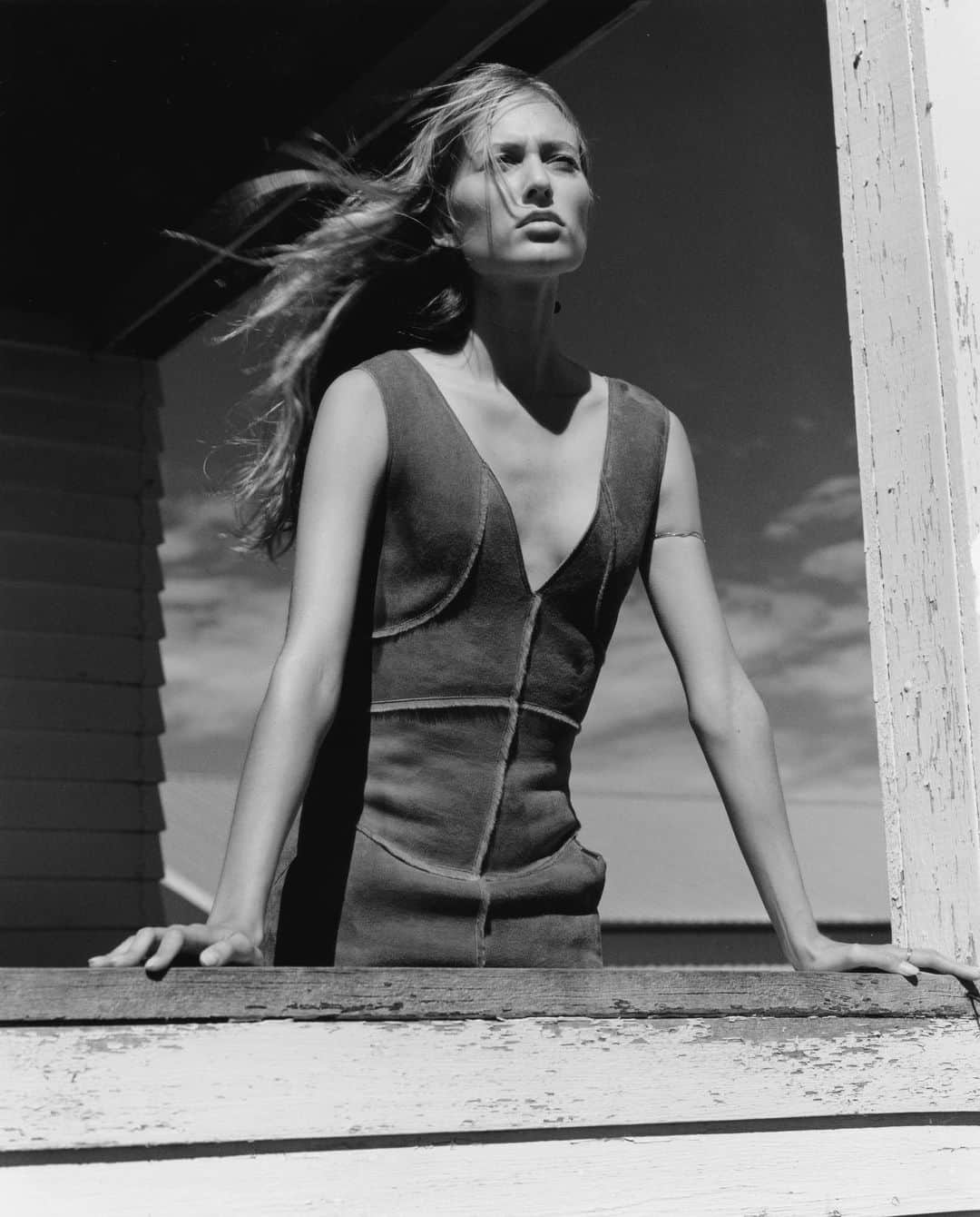 カーター・スミスのインスタグラム：「This story was shot on film - and there was zero retouching done to the images. Just gorgeous prints of beautiful people wearing amazing clothes in breathtaking locations at exactly the right moment. @liisawinkler in Montana for @allure with fashion legend #PollyMellen - 🖤 Makeup by @_virginiayoung_  Hair by @neilmoodie  Produced by @jennylandey」