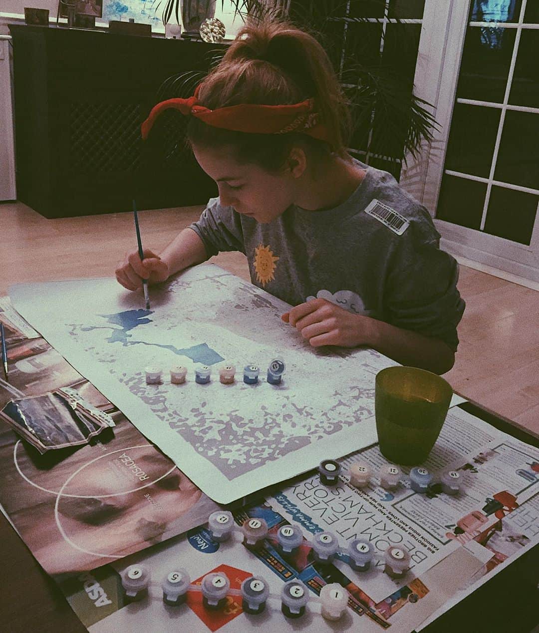 Amelia Gethingのインスタグラム：「Channeling my inner Bob Ross. 🖌 We’re all just happy little titanium wHite trees」