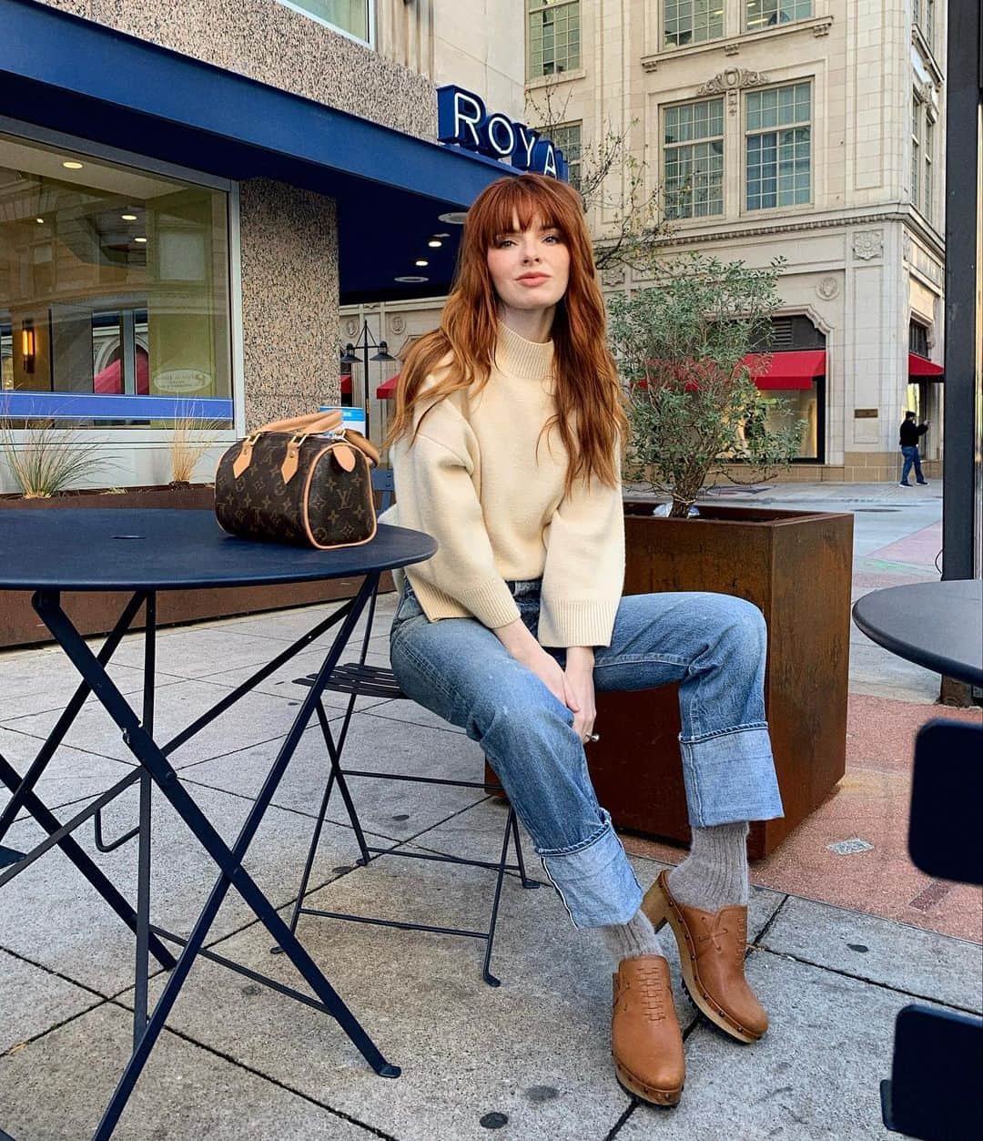 ジェーン・アルドリッジのインスタグラム：「Entering weekend clog mode 😌」