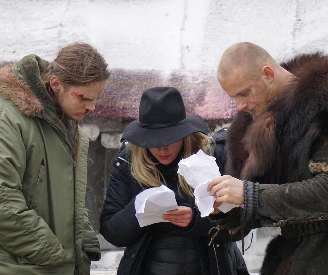 キャサリン・ウィニックのインスタグラム：「Let’s get all on the same page.. Working with the talented @marcoilsoe and @alexanderludwig 🎬#Director #Vikings」