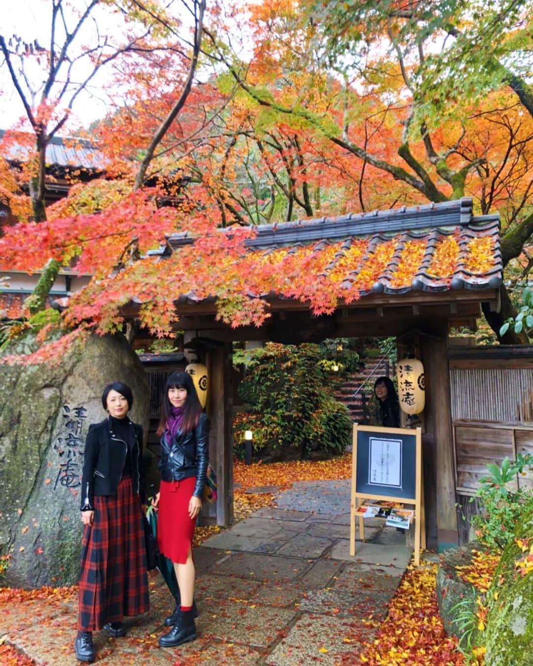 早瀬英里奈さんのインスタグラム写真 - (早瀬英里奈Instagram)「１１月の終わりに福岡へ帰省した時、 父と三姉妹で秋月へ行って来ました🍁 ・ えらく足長効果になっていますが、ご存知の通り私の足は実際こんなに長くありません💦 ・ １枚目の写真で、三姉妹の其々の役割が…何となく伝わるような気がします…😂 左から長女❤️次女💙三女💛です🙋‍♀️ ・ 今日は、”三姉妹が集まるとこうなる“の動画をお届けします🎥 ※音量注意⚠️ ・ ・ ・ #博多三姉妹 #三姉妹 #長女 #次女 #三女 #父 #家族 #福岡 #秋月 #11月 #ミスマガジン #姉いじり #阿部詩織 #阿部舞佳 #早瀬英里奈 #erinahayase」1月19日 1時23分 - erina.hayase